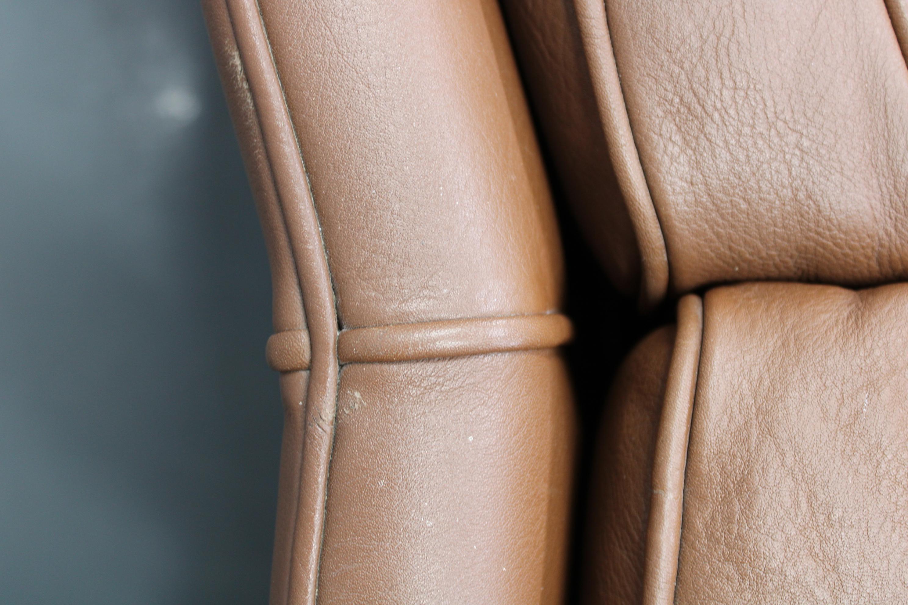 Danese Divano danese a 3 posti in pelle marrone con struttura in Beeche degli anni '70 in vendita