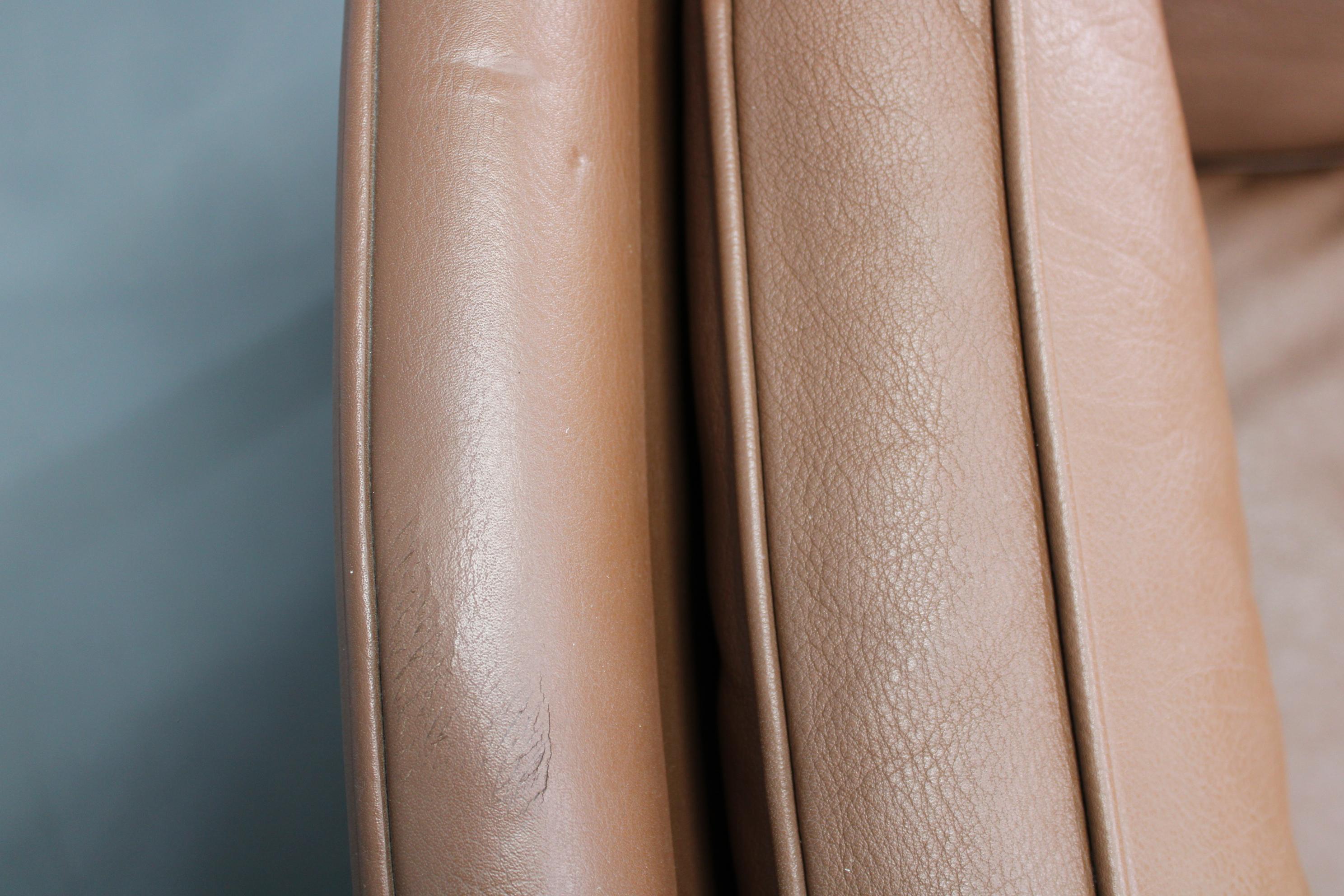 Divano danese a 3 posti in pelle marrone con struttura in Beeche degli anni '70 In condizioni buone in vendita a Praha, CZ