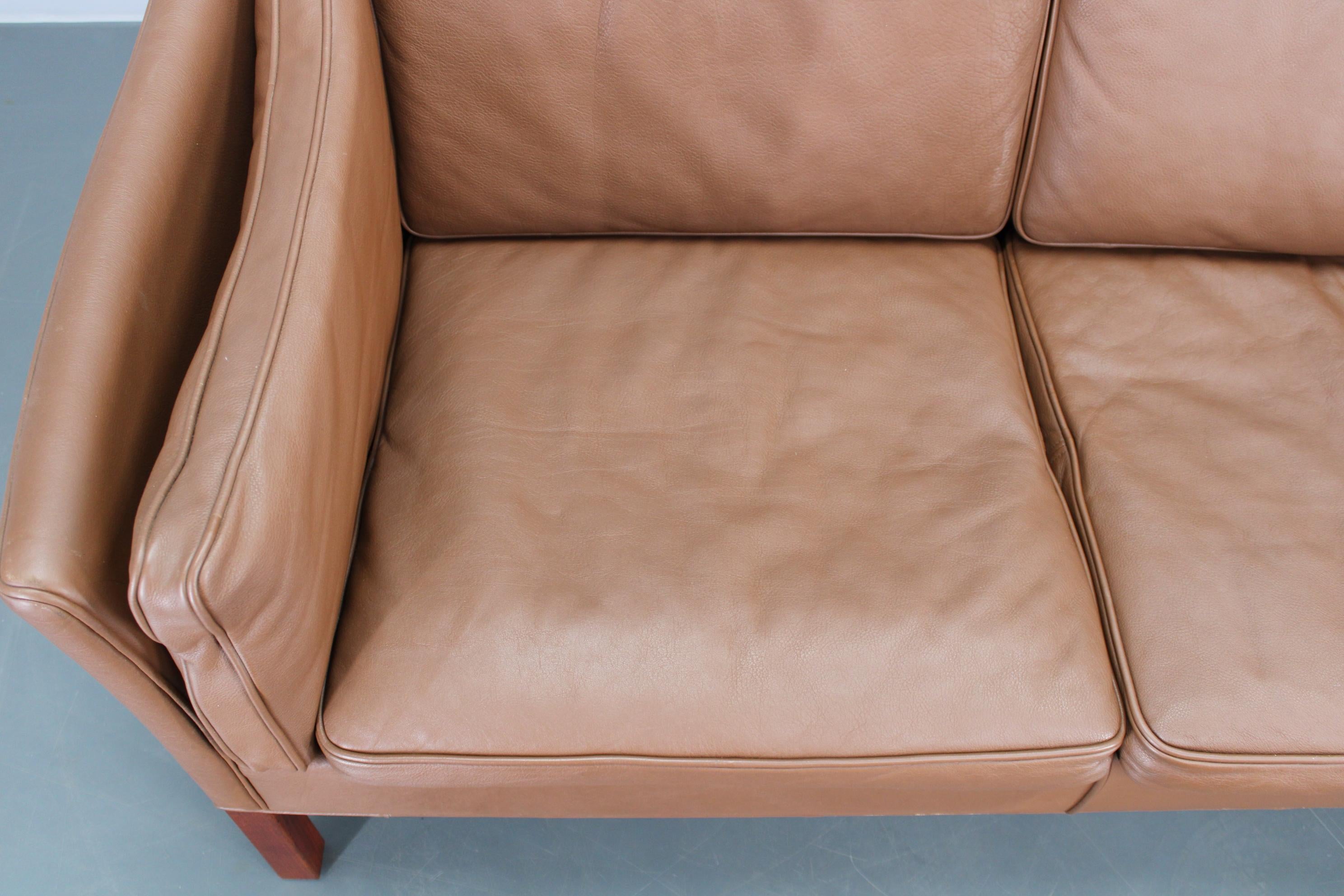 Fine XX secolo Divano danese a 3 posti in pelle marrone con struttura in Beeche degli anni '70 in vendita