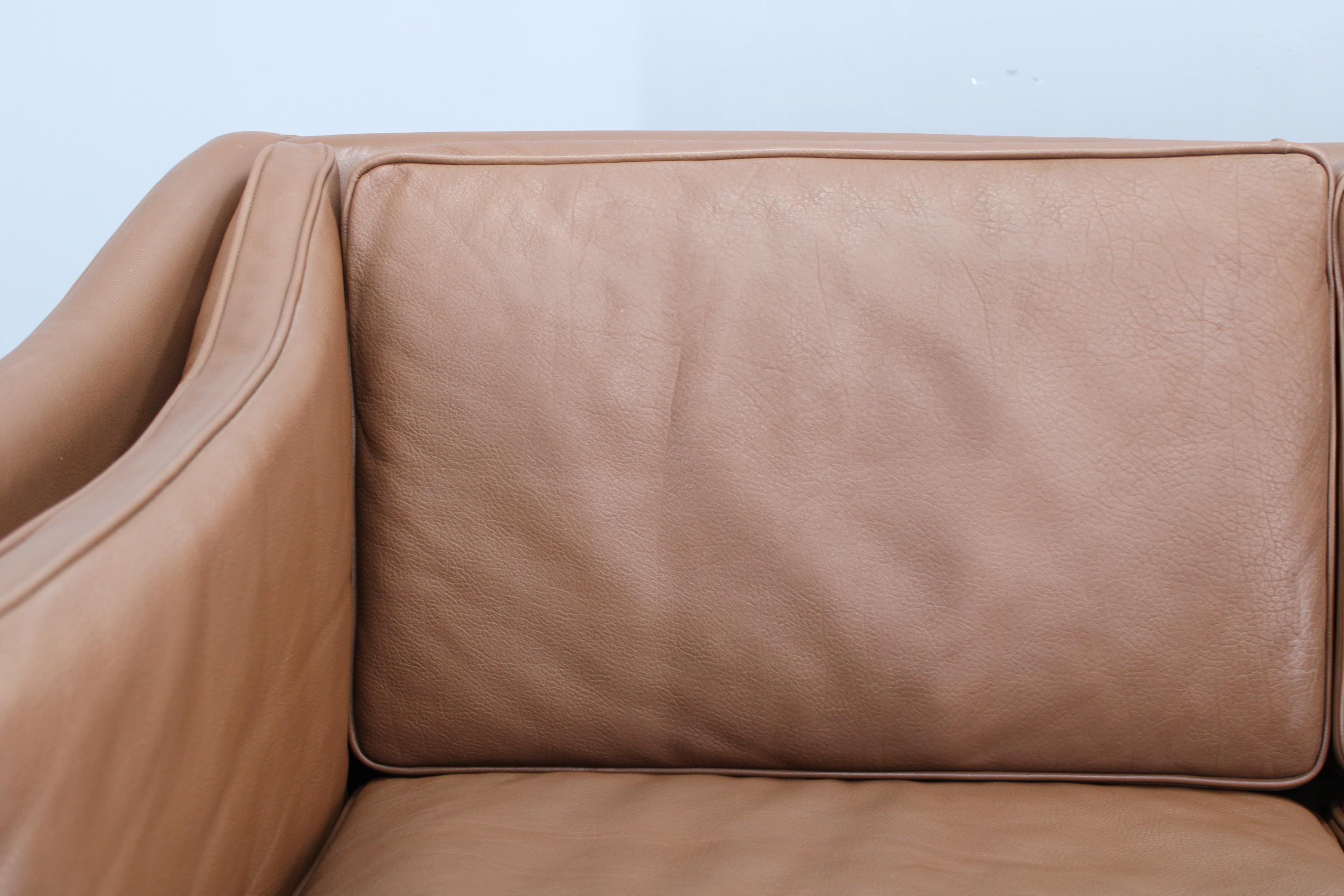 Pelle Divano danese a 3 posti in pelle marrone con struttura in Beeche degli anni '70 in vendita