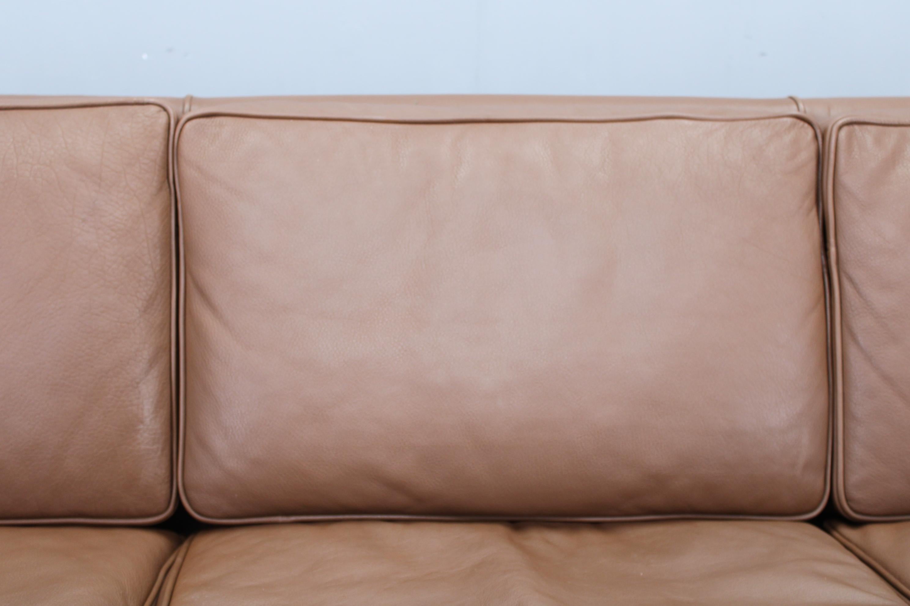 Divano danese a 3 posti in pelle marrone con struttura in Beeche degli anni '70 in vendita 1