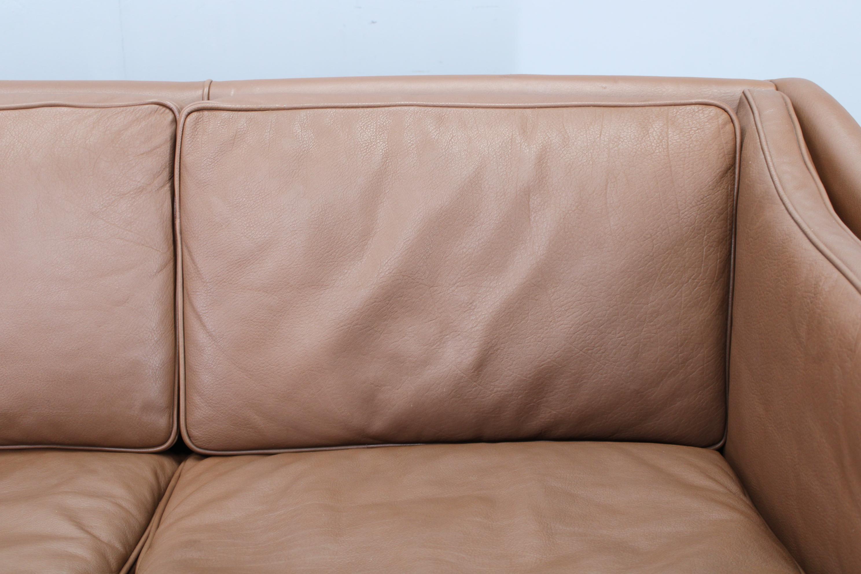 Divano danese a 3 posti in pelle marrone con struttura in Beeche degli anni '70 in vendita 2