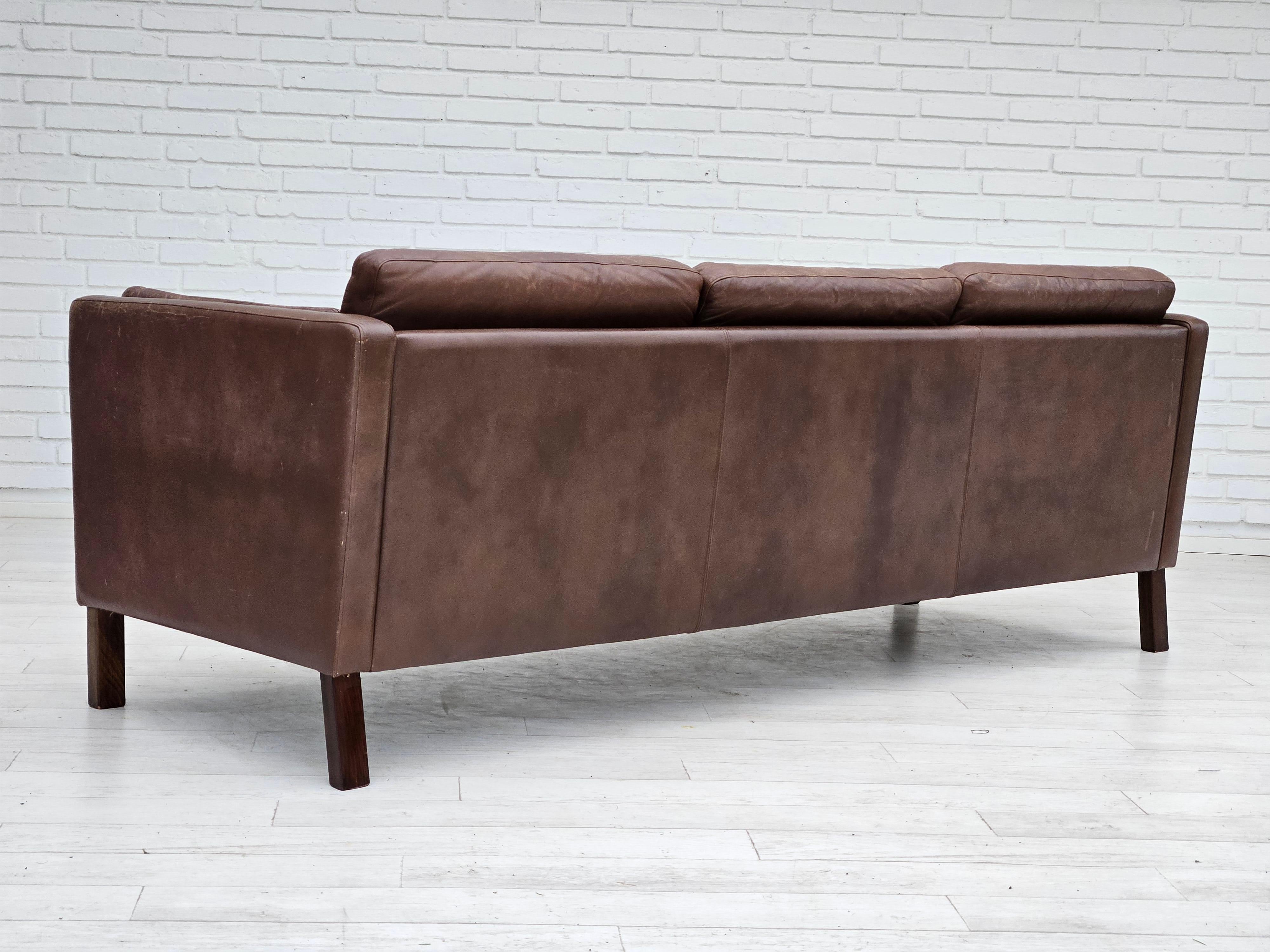 1970s, Danish 3-seater classic sofa, original brown leather. For Sale 2