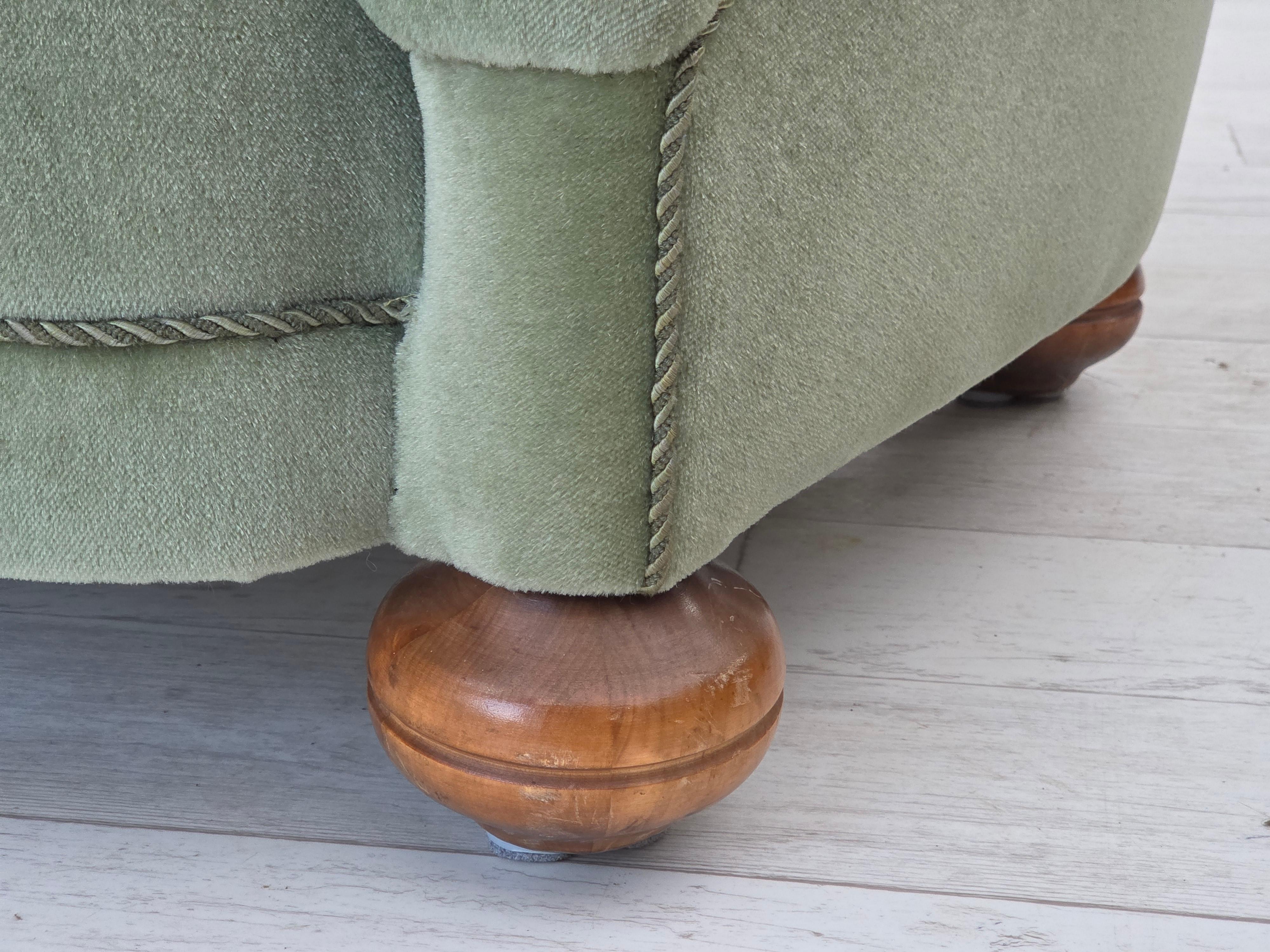 1970er Jahre, dänisches 3-Sitzer-Rundsofa, Möbelvelours, Beine aus Buchenholz. im Angebot 3