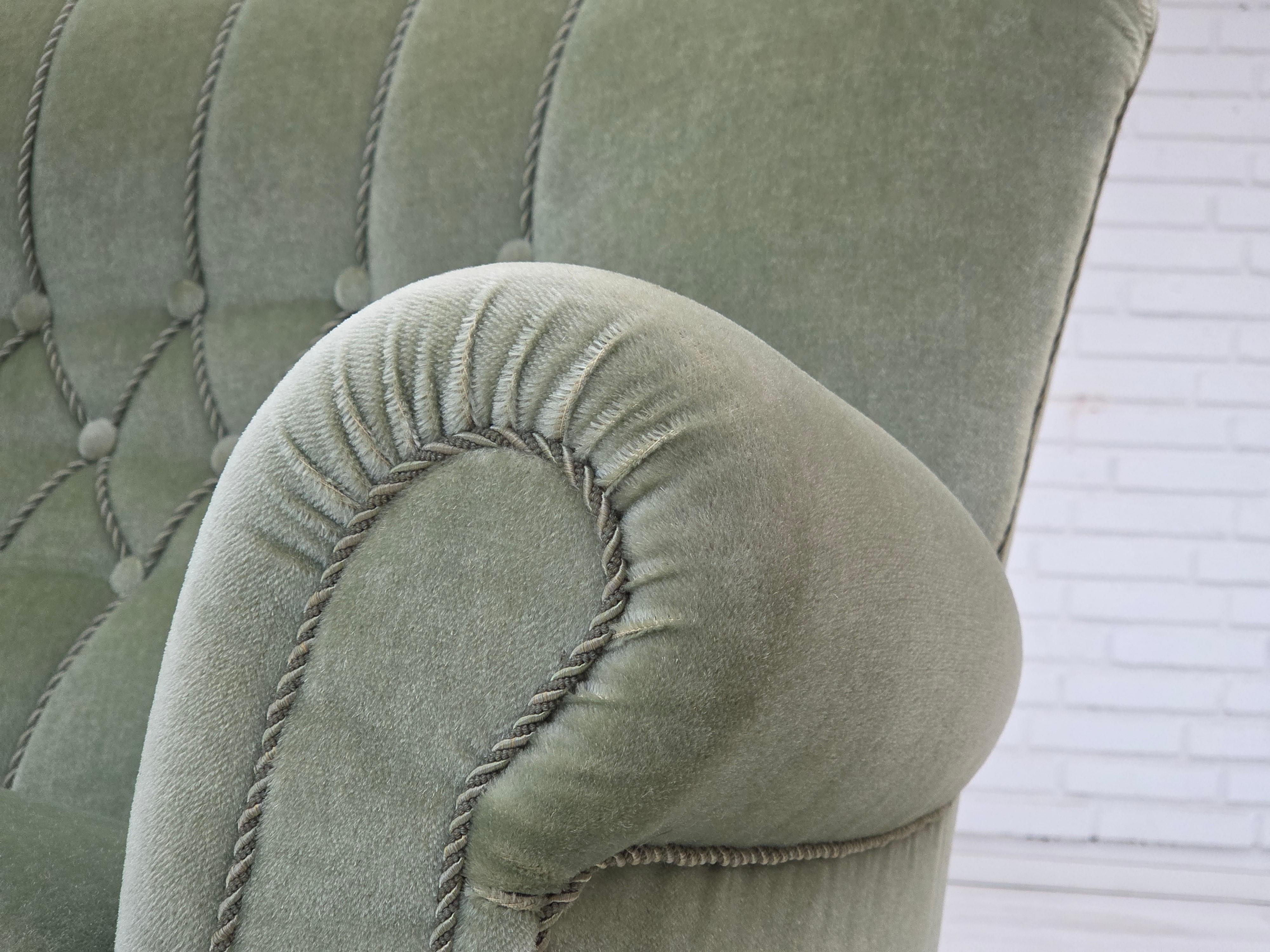 1970er Jahre, dänisches 3-Sitzer-Rundsofa, Möbelvelours, Beine aus Buchenholz. im Angebot 4