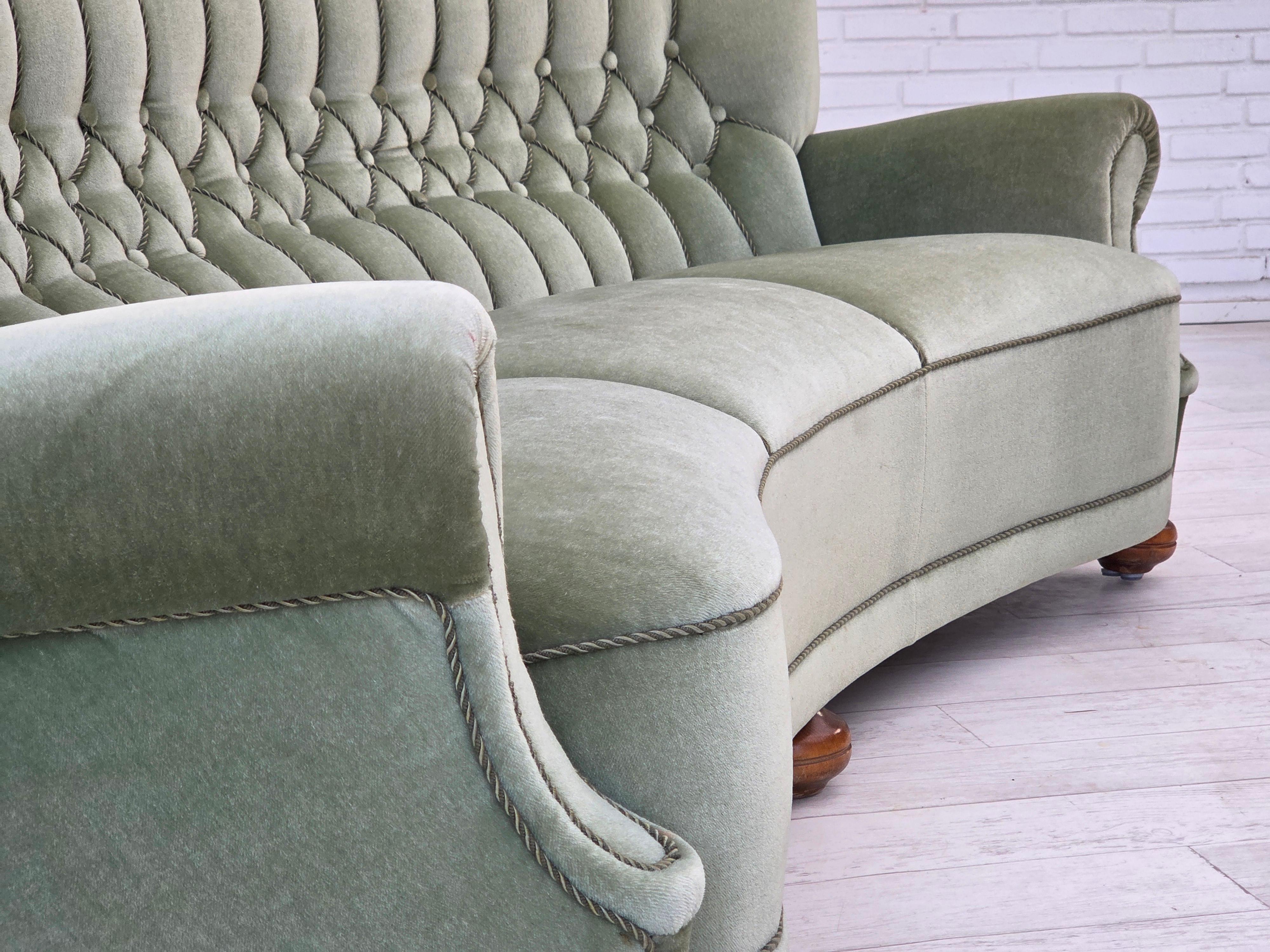 1970er Jahre, dänisches 3-Sitzer-Rundsofa, Möbelvelours, Beine aus Buchenholz. im Angebot 5