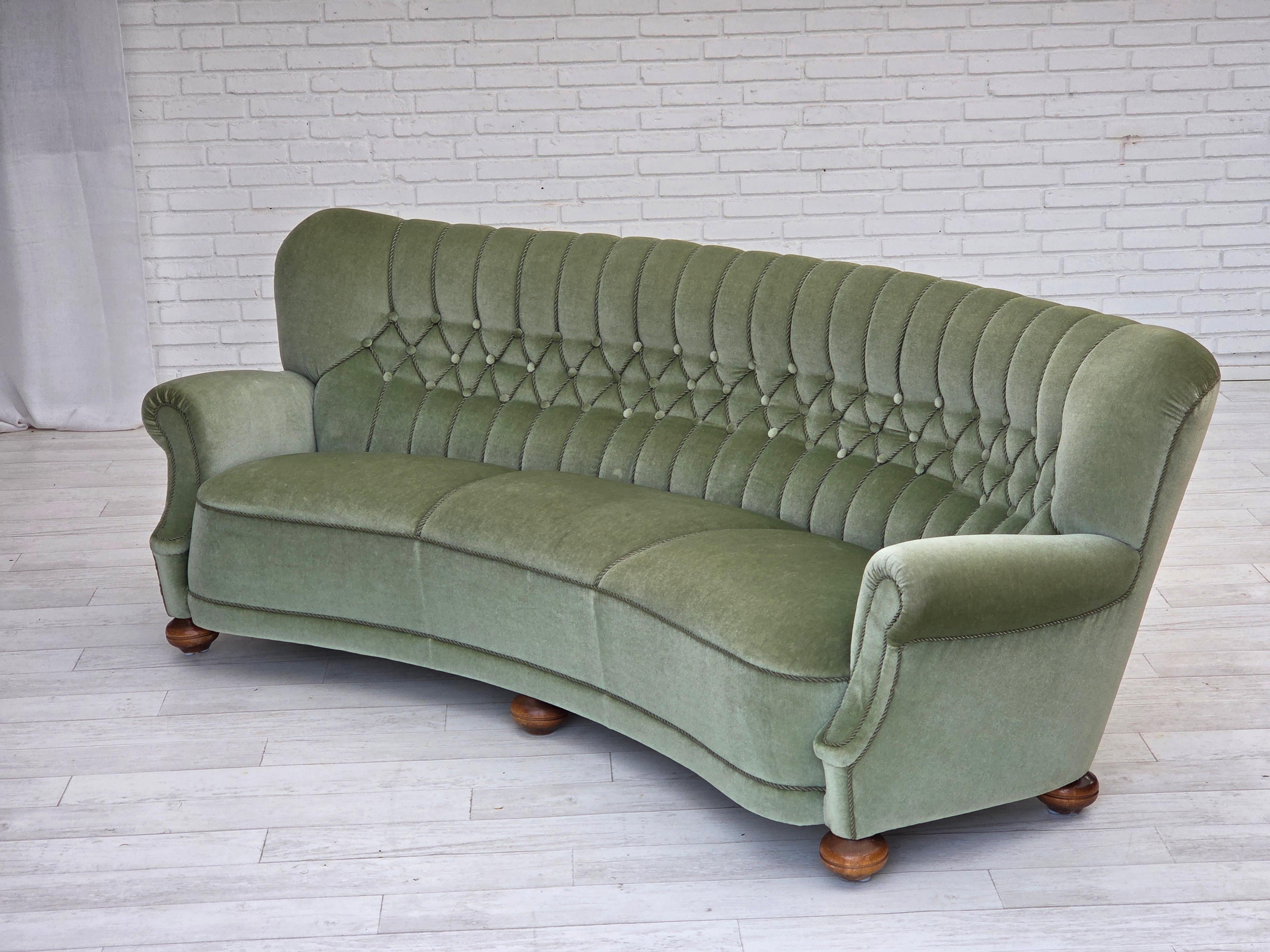 1970er Jahre, dänisches 3-Sitzer-Rundsofa, Möbelvelours, Beine aus Buchenholz. im Angebot 8