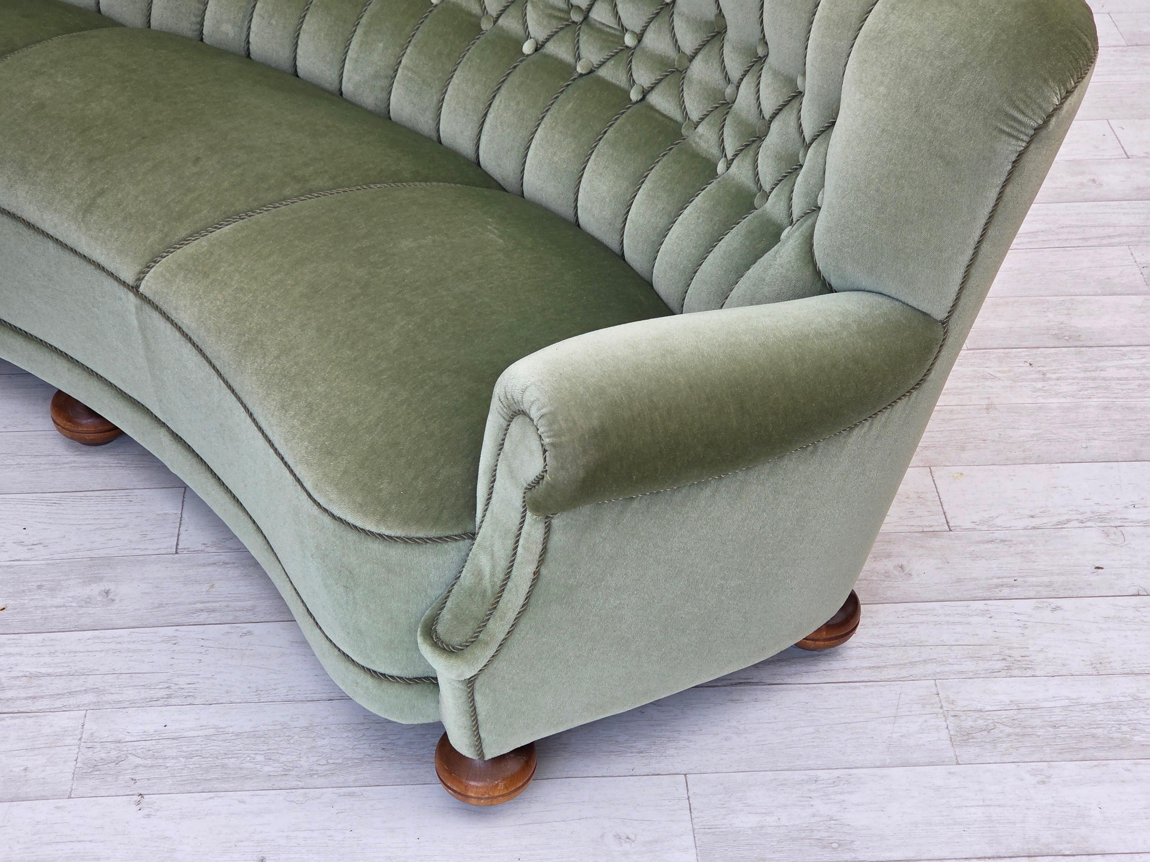 1970er Jahre, dänisches 3-Sitzer-Rundsofa, Möbelvelours, Beine aus Buchenholz. im Angebot 9