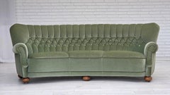 1970er Jahre, dänisches 3-Sitzer-Rundsofa, Möbelvelours, Beine aus Buchenholz.