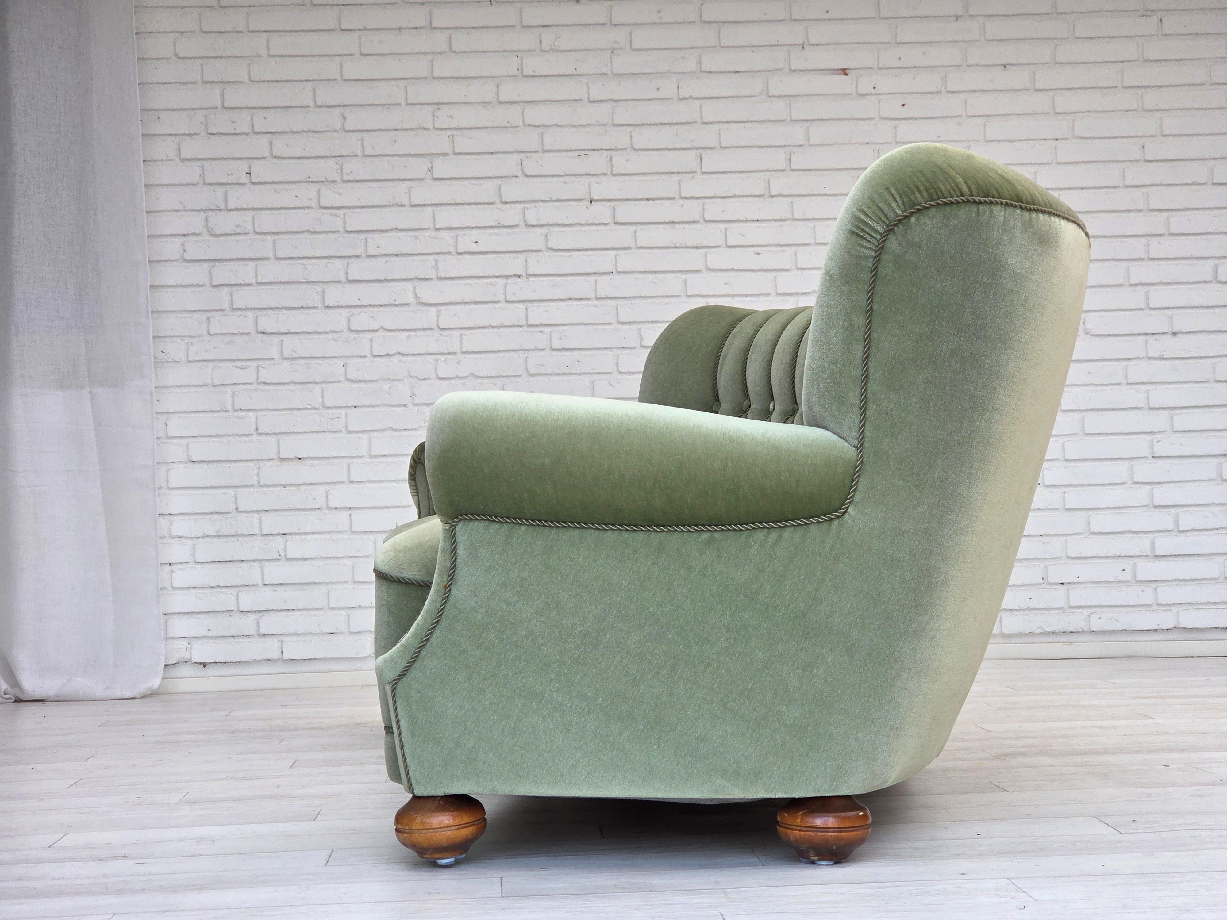 1970er Jahre, dänisches 3-Sitzer-Rundsofa, Möbelvelours, Beine aus Buchenholz. (Dänisch) im Angebot