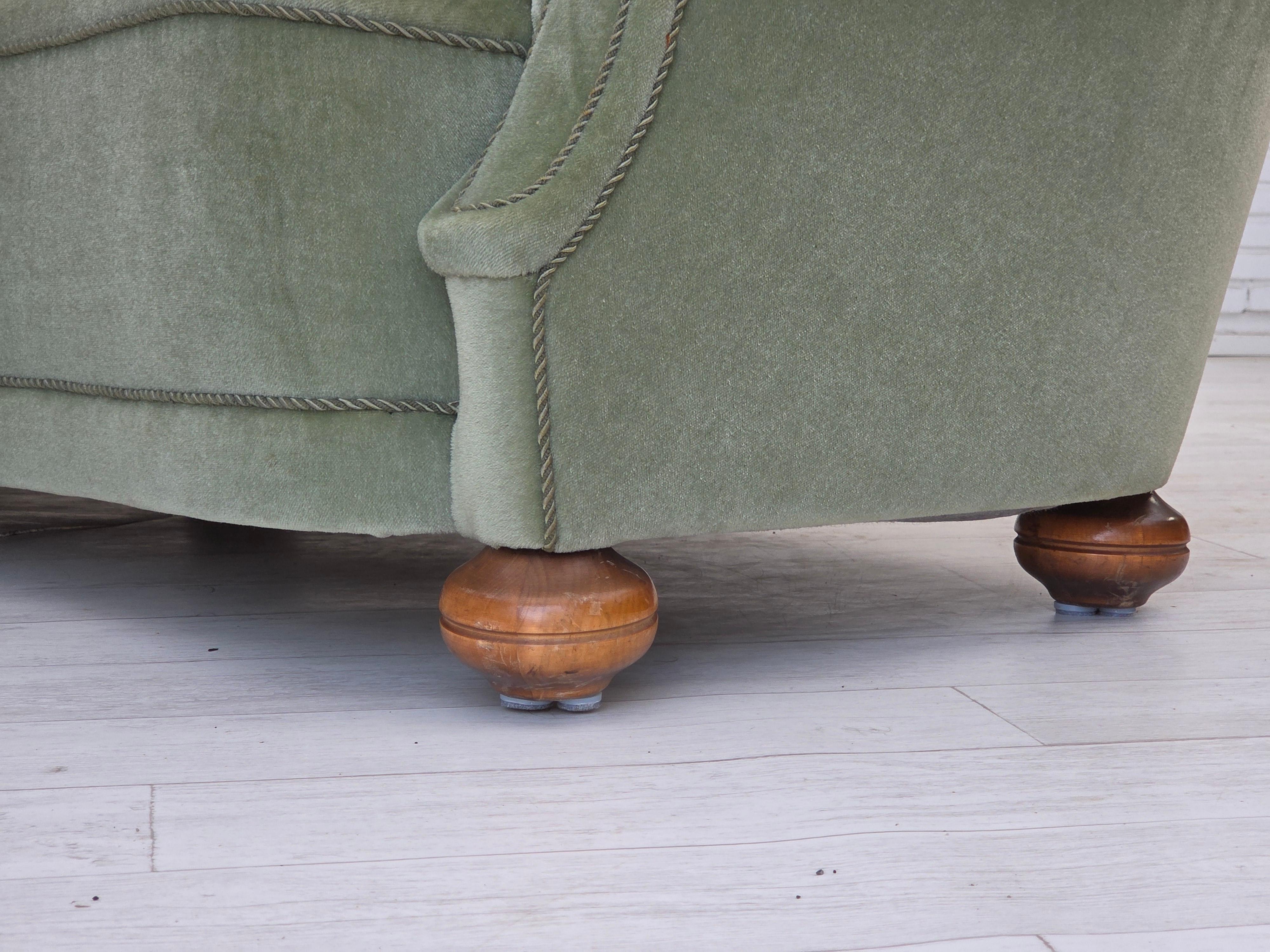 1970er Jahre, dänisches 3-Sitzer-Rundsofa, Möbelvelours, Beine aus Buchenholz. im Zustand „Gut“ im Angebot in Tarm, 82