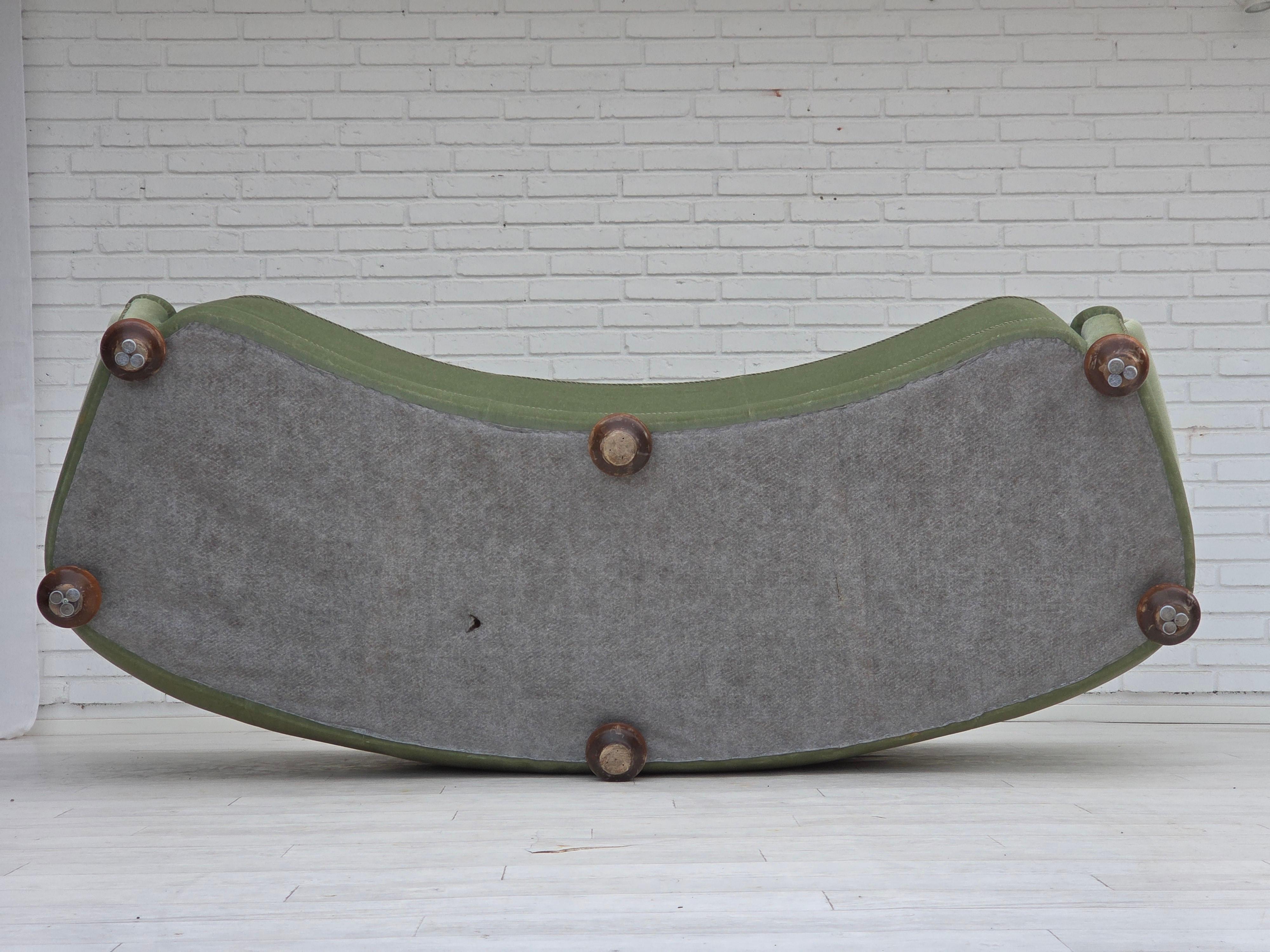 1970er Jahre, dänisches 3-Sitzer-Rundsofa, Möbelvelours, Beine aus Buchenholz. (Mitte des 20. Jahrhunderts) im Angebot