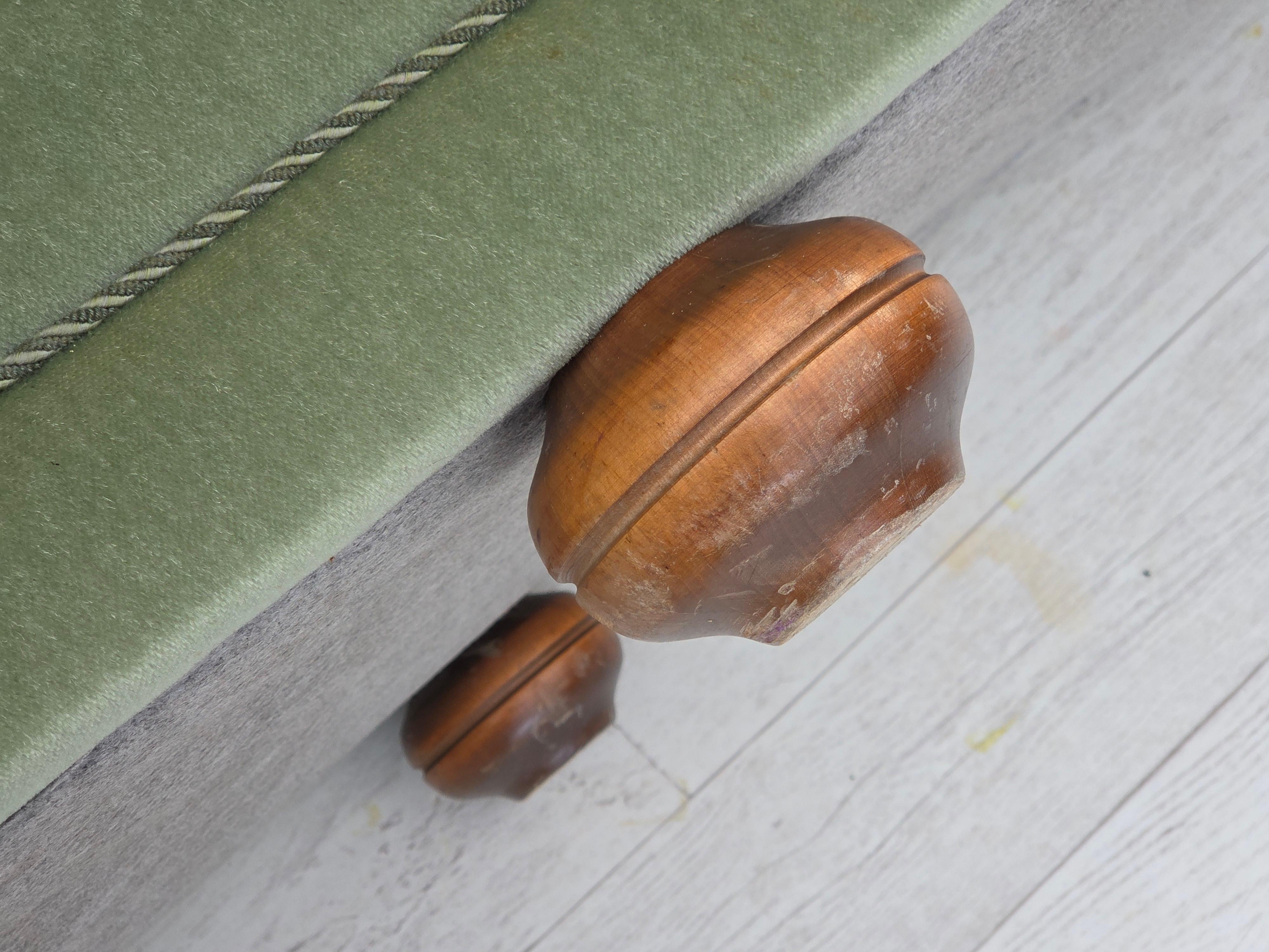 1970er Jahre, dänisches 3-Sitzer-Rundsofa, Möbelvelours, Beine aus Buchenholz. (Samt) im Angebot