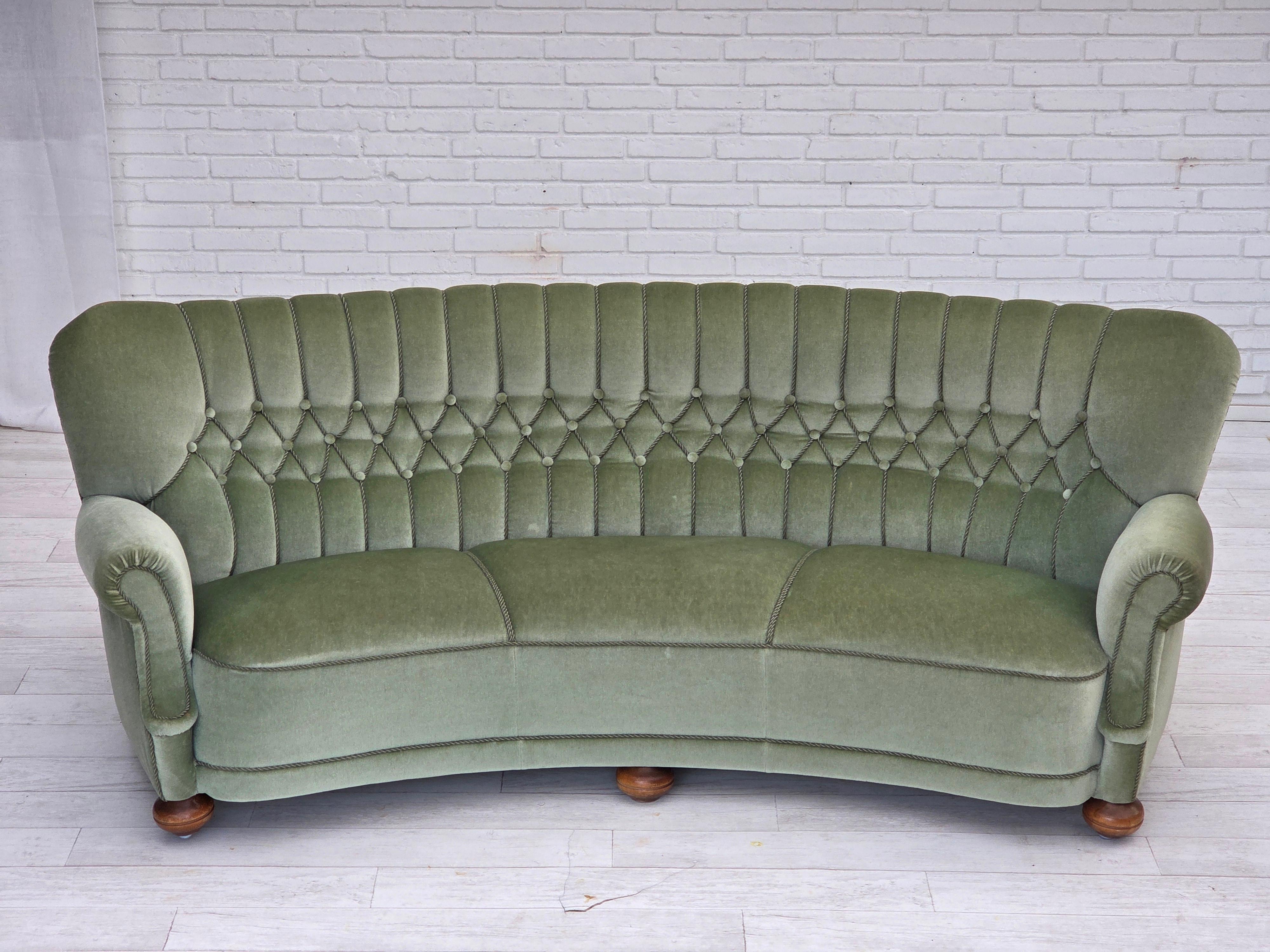 1970er Jahre, dänisches 3-Sitzer-Rundsofa, Möbelvelours, Beine aus Buchenholz. im Angebot 1