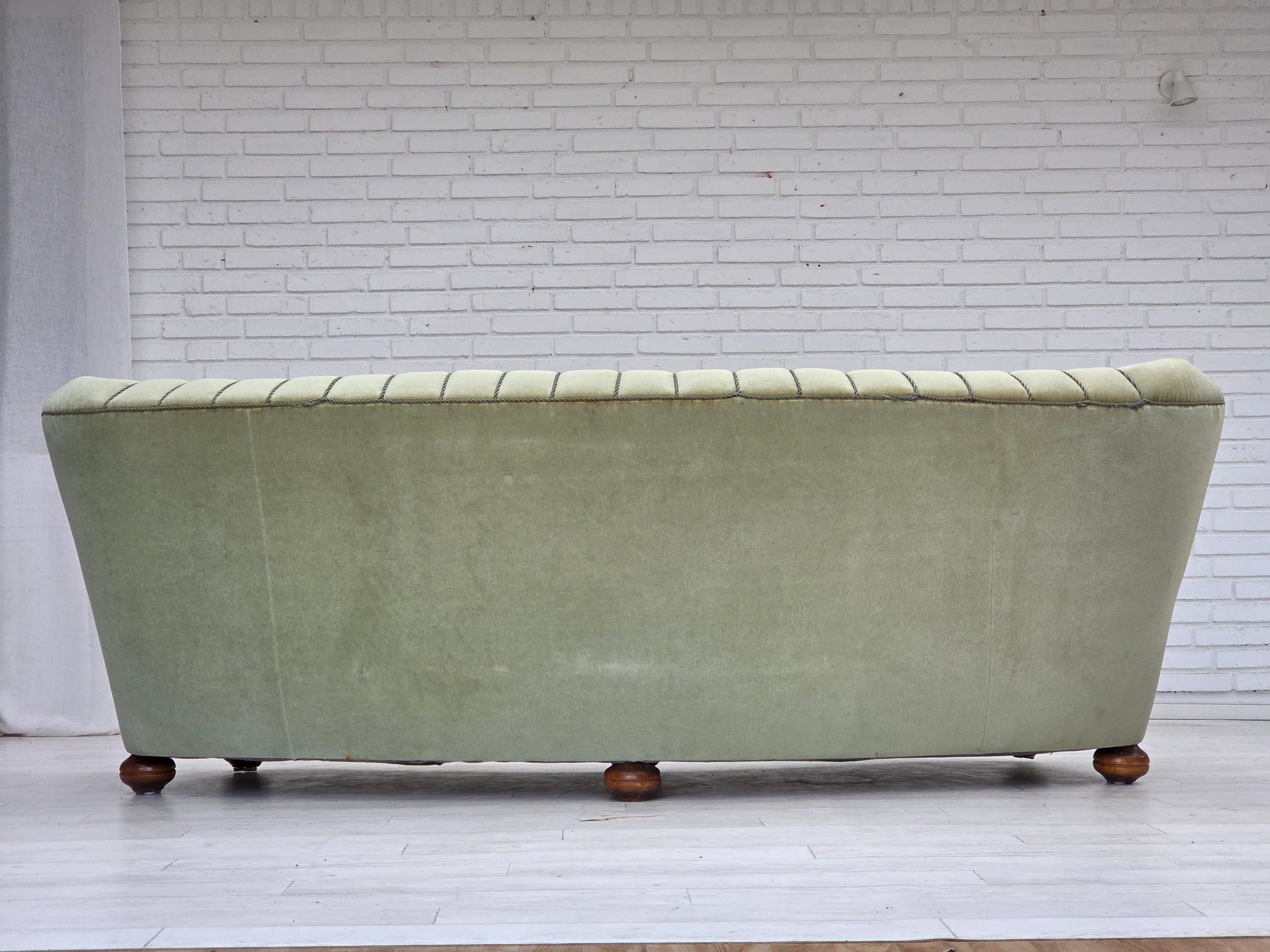 1970er Jahre, dänisches 3-Sitzer-Rundsofa, Möbelvelours, Beine aus Buchenholz. im Angebot 2