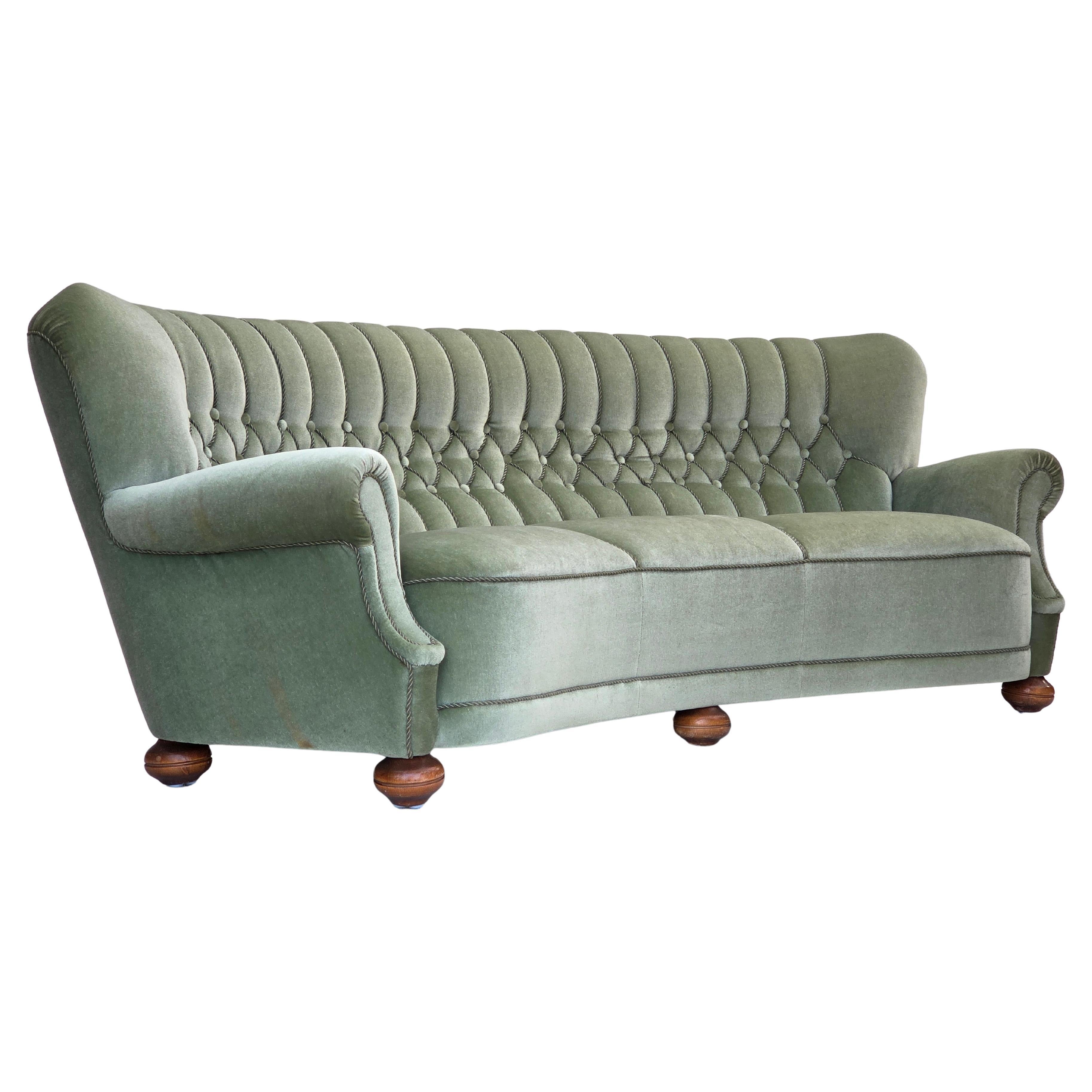 1970er Jahre, dänisches 3-Sitzer-Rundsofa, Möbelvelours, Beine aus Buchenholz. im Angebot