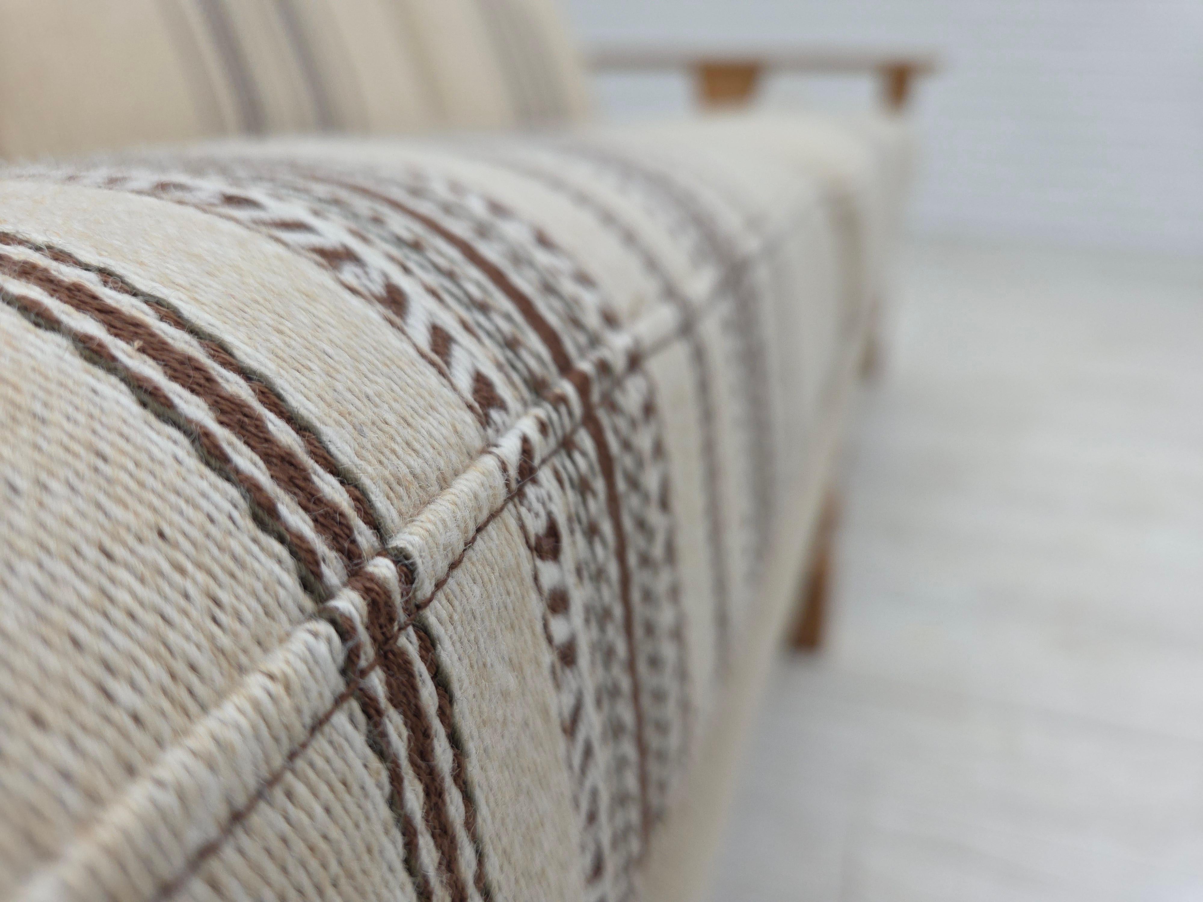Anni '70, divano danese a 3 posti, lana da arredamento beige, legno massiccio di quercia. in vendita 3