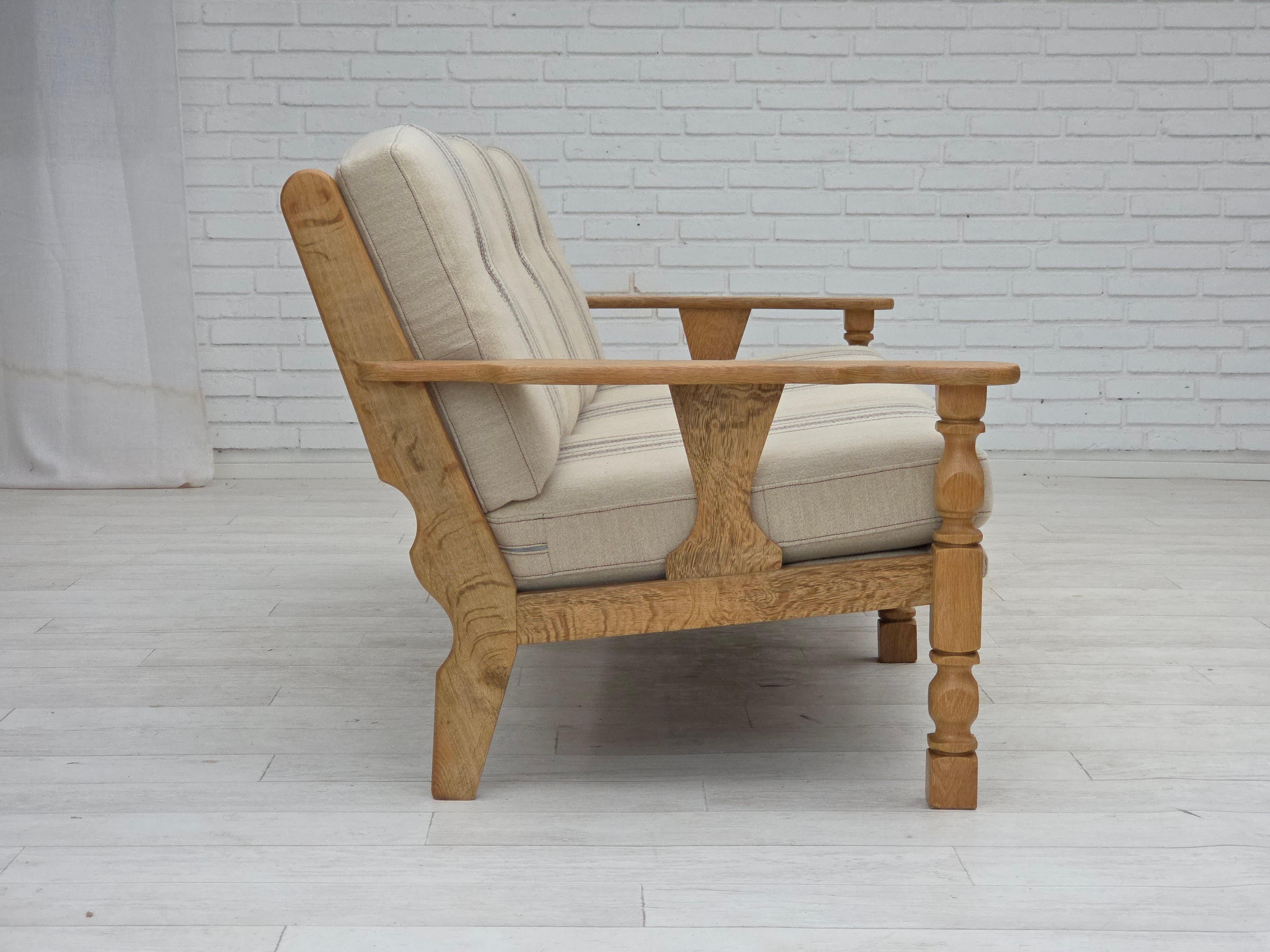 Anni '70, divano danese a 3 posti, lana da arredamento beige, legno massiccio di quercia. in vendita 4