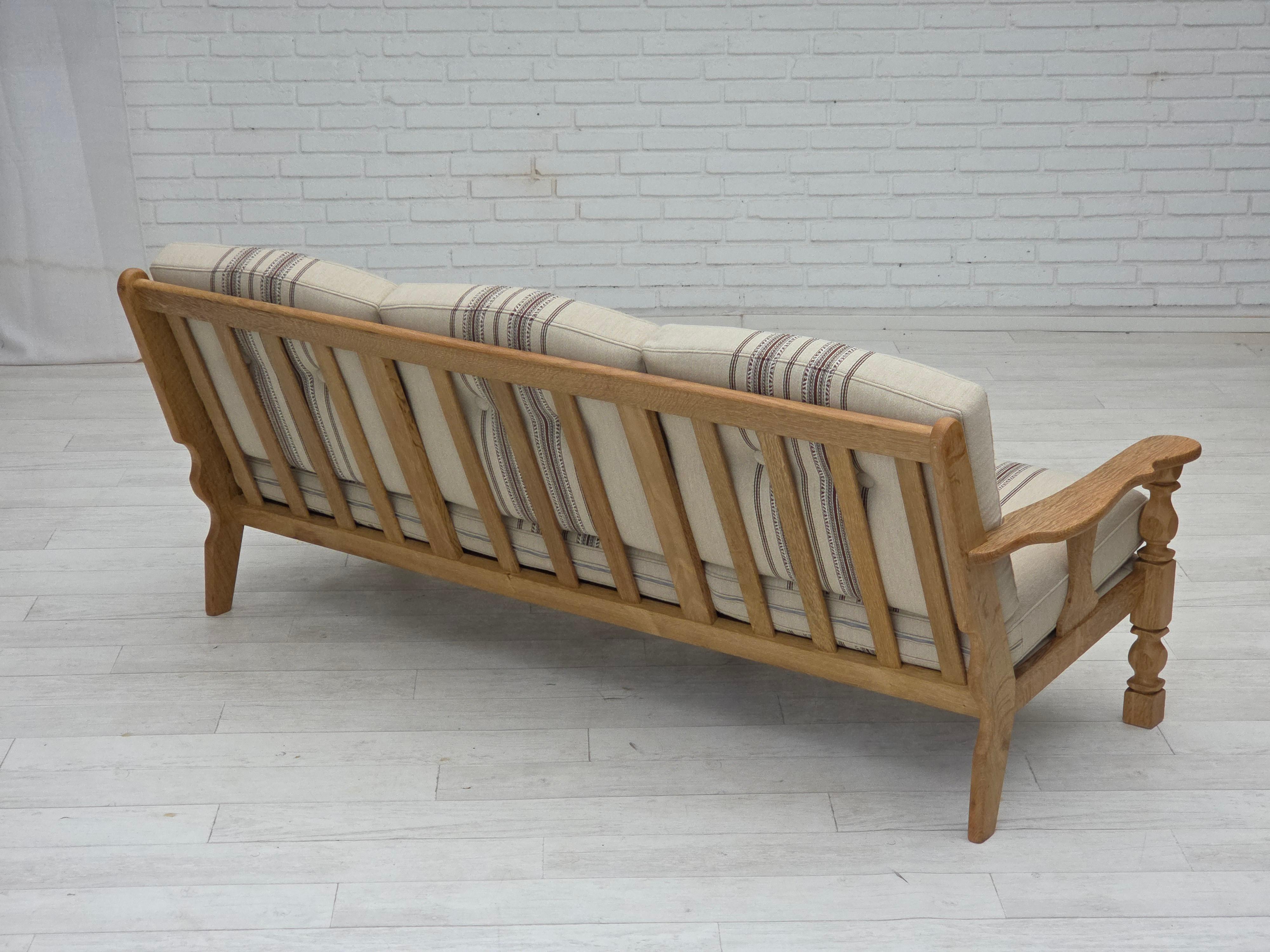 Anni '70, divano danese a 3 posti, lana da arredamento beige, legno massiccio di quercia. in vendita 5