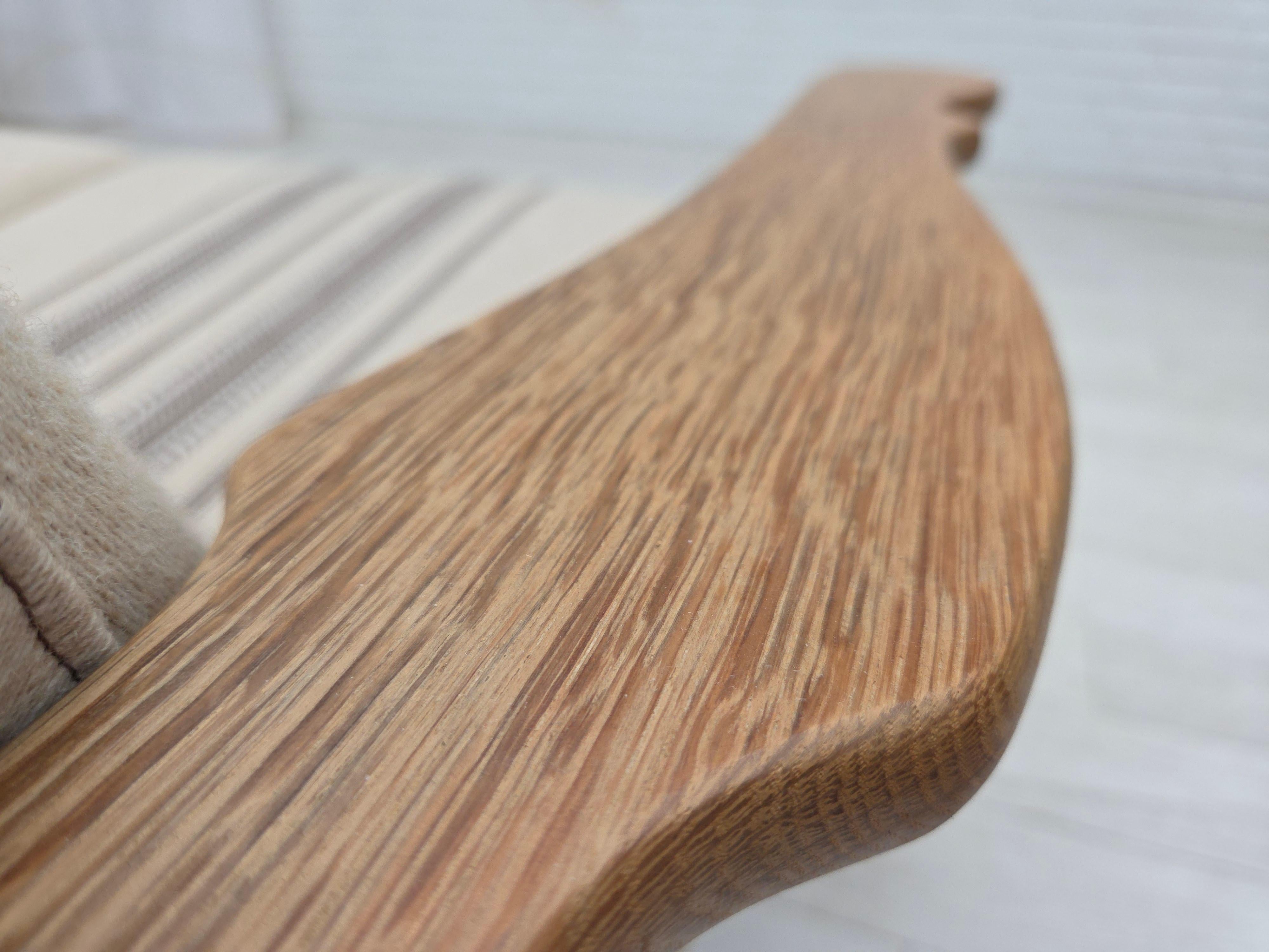 Anni '70, divano danese a 3 posti, lana da arredamento beige, legno massiccio di quercia. in vendita 7