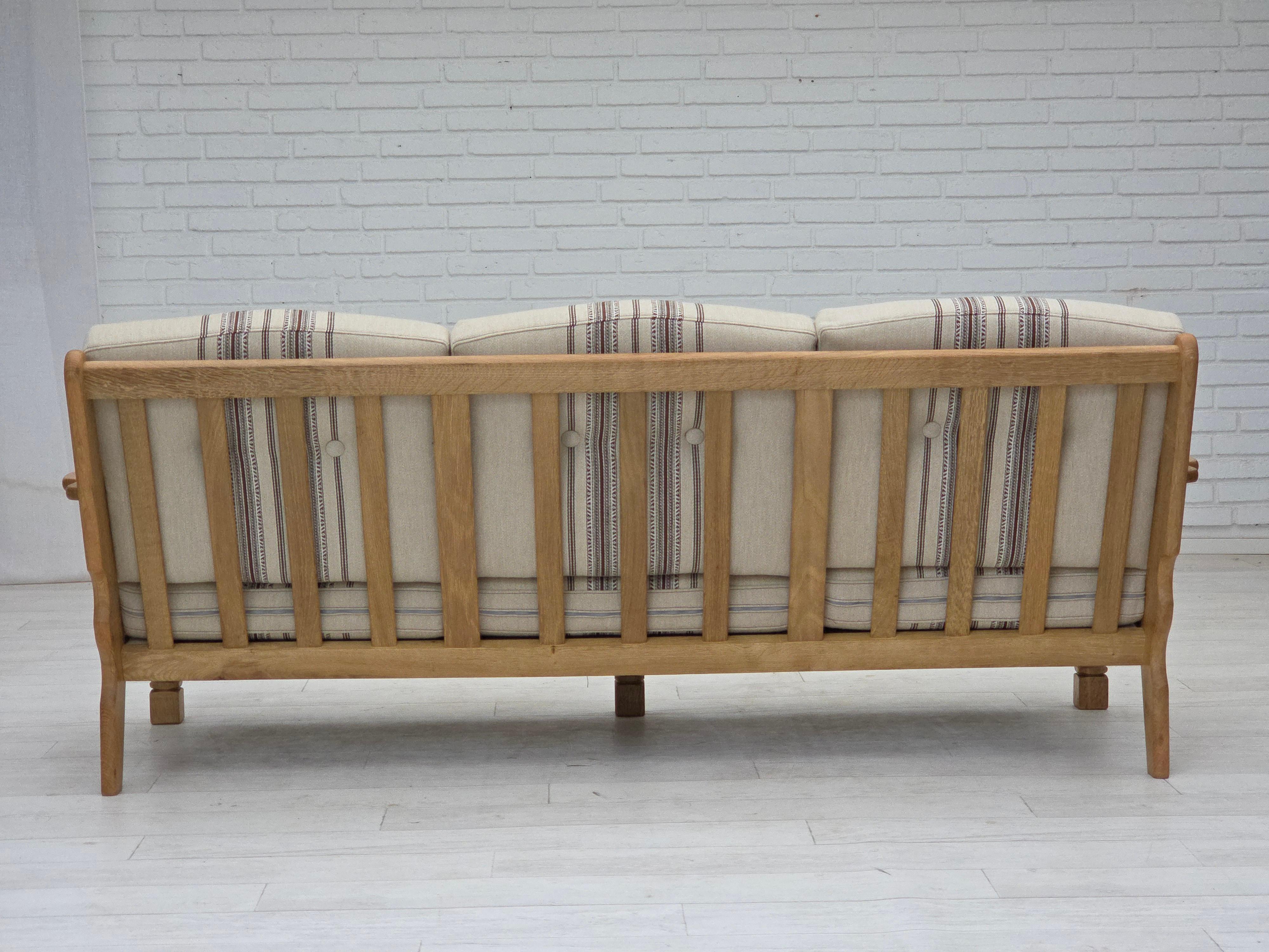 Anni '70, divano danese a 3 posti, lana da arredamento beige, legno massiccio di quercia. in vendita 8