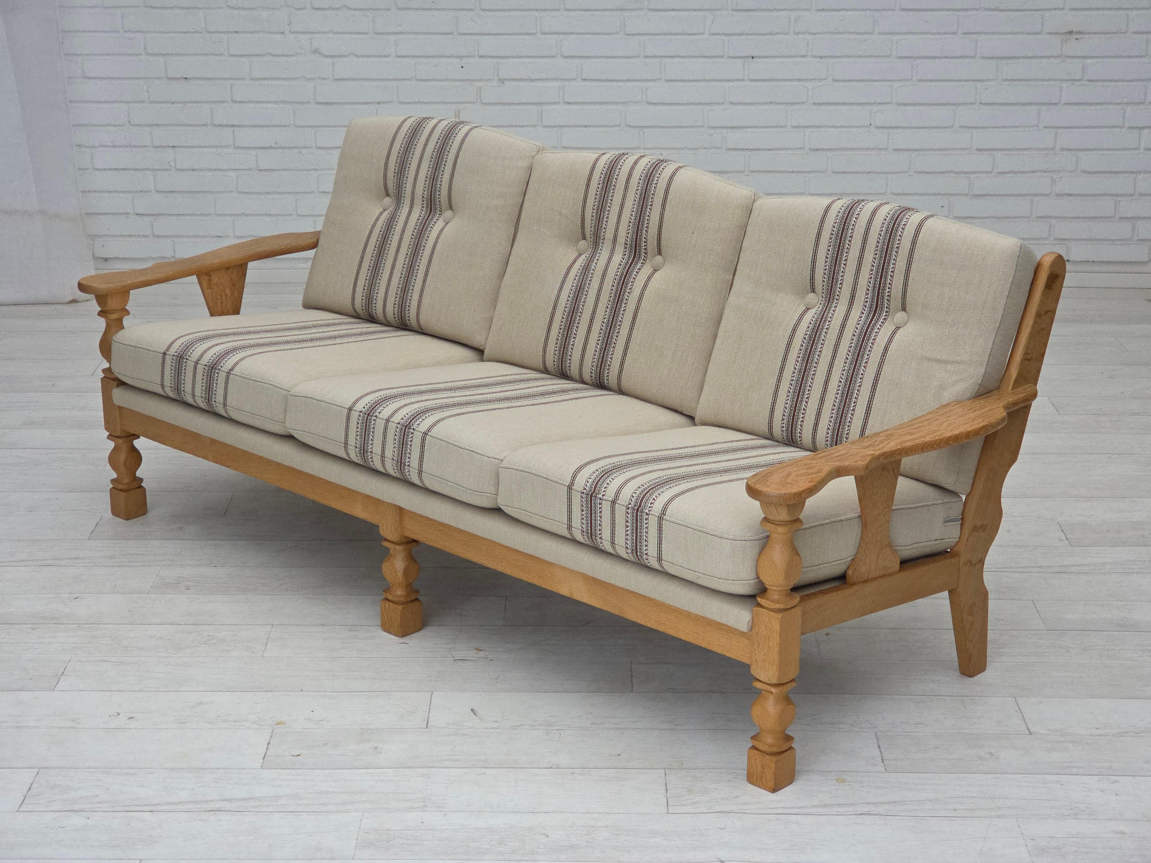 Anni '70, divano danese a 3 posti, lana da arredamento beige, legno massiccio di quercia. in vendita 9