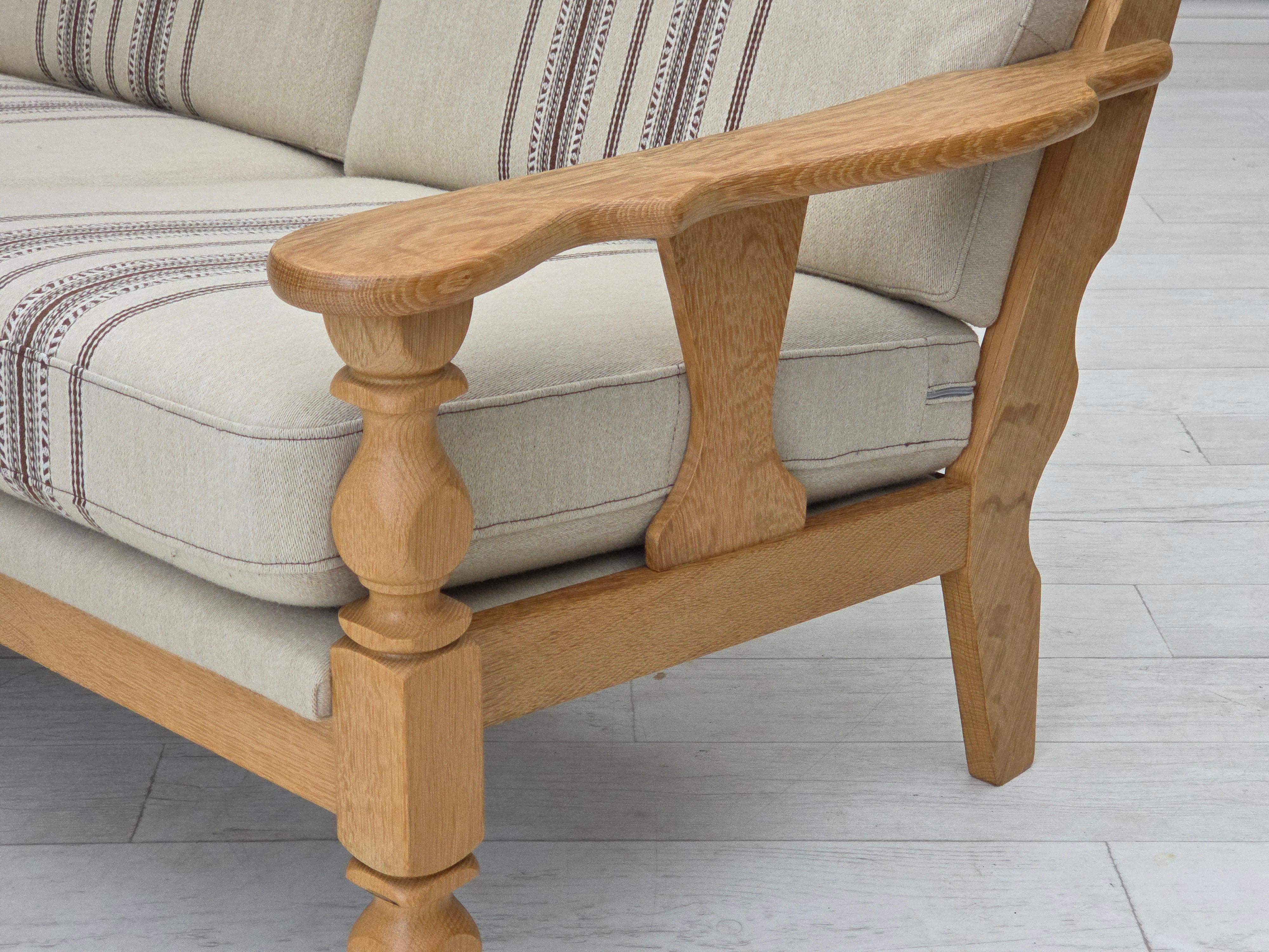 Anni '70, divano danese a 3 posti, lana da arredamento beige, legno massiccio di quercia. in vendita 10