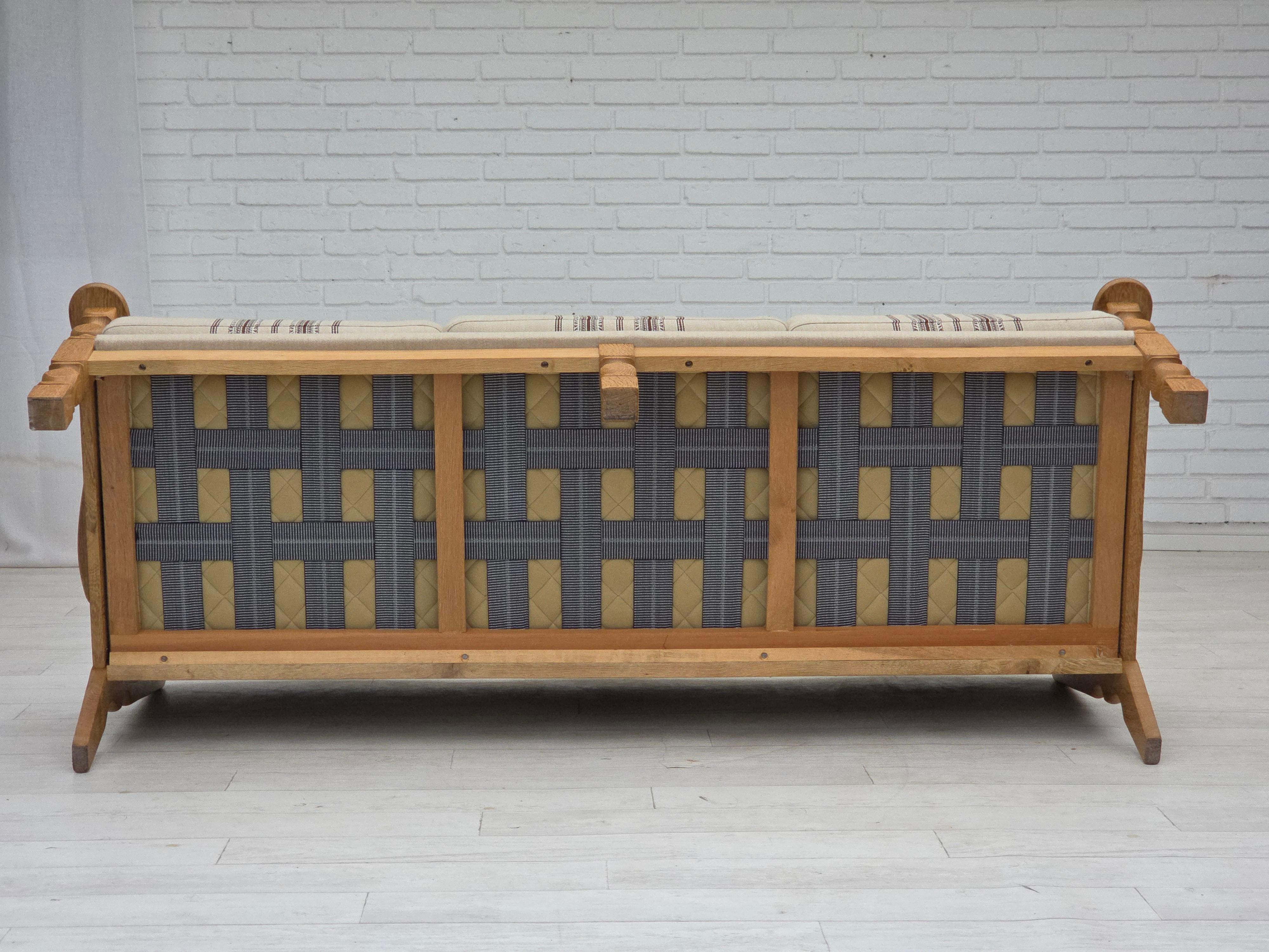Anni '70, divano danese a 3 posti, lana da arredamento beige, legno massiccio di quercia. in vendita 11