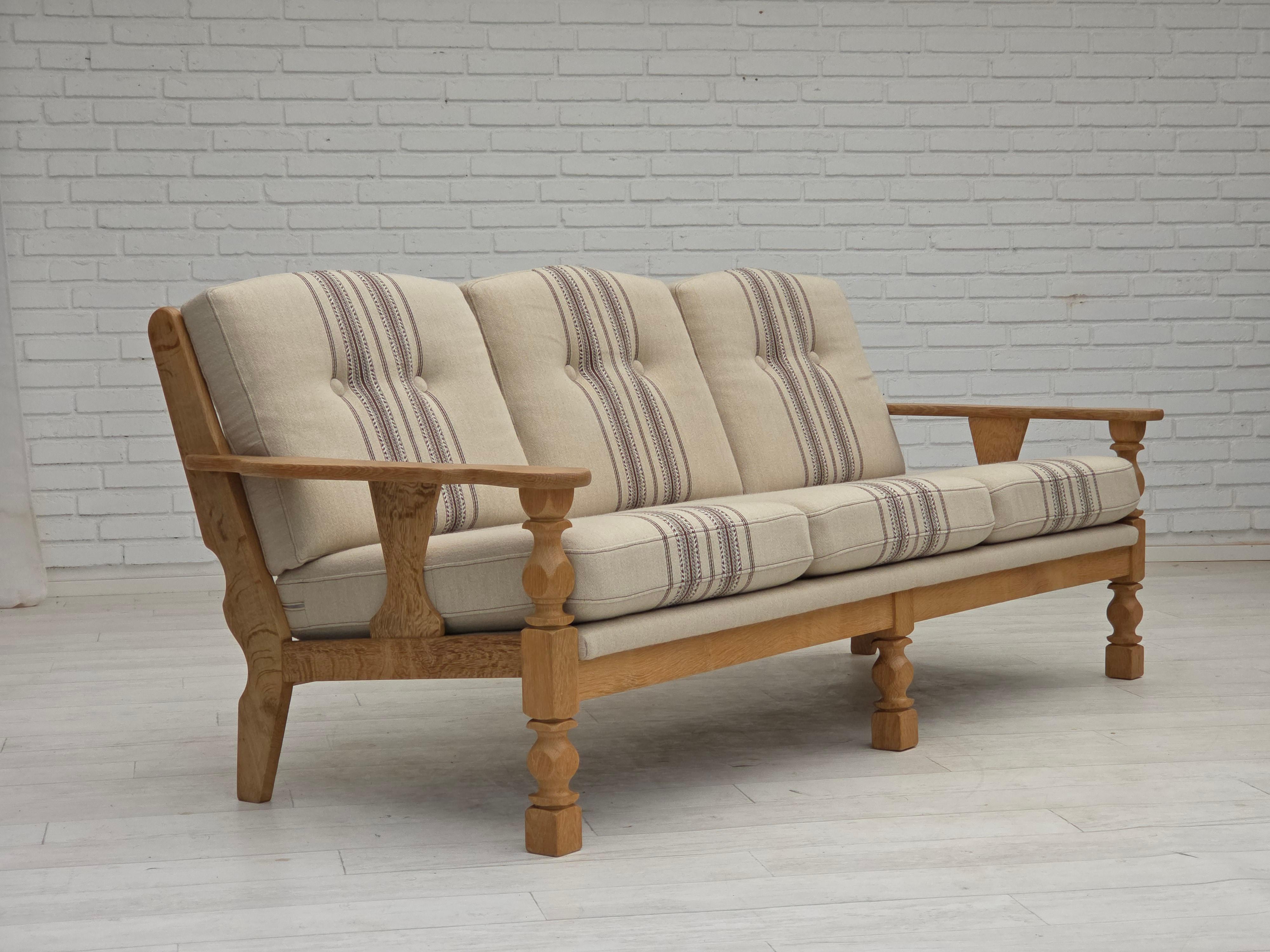 Anni '70, divano danese a 3 posti, lana da arredamento beige, legno massiccio di quercia. In condizioni buone in vendita a Tarm, 82