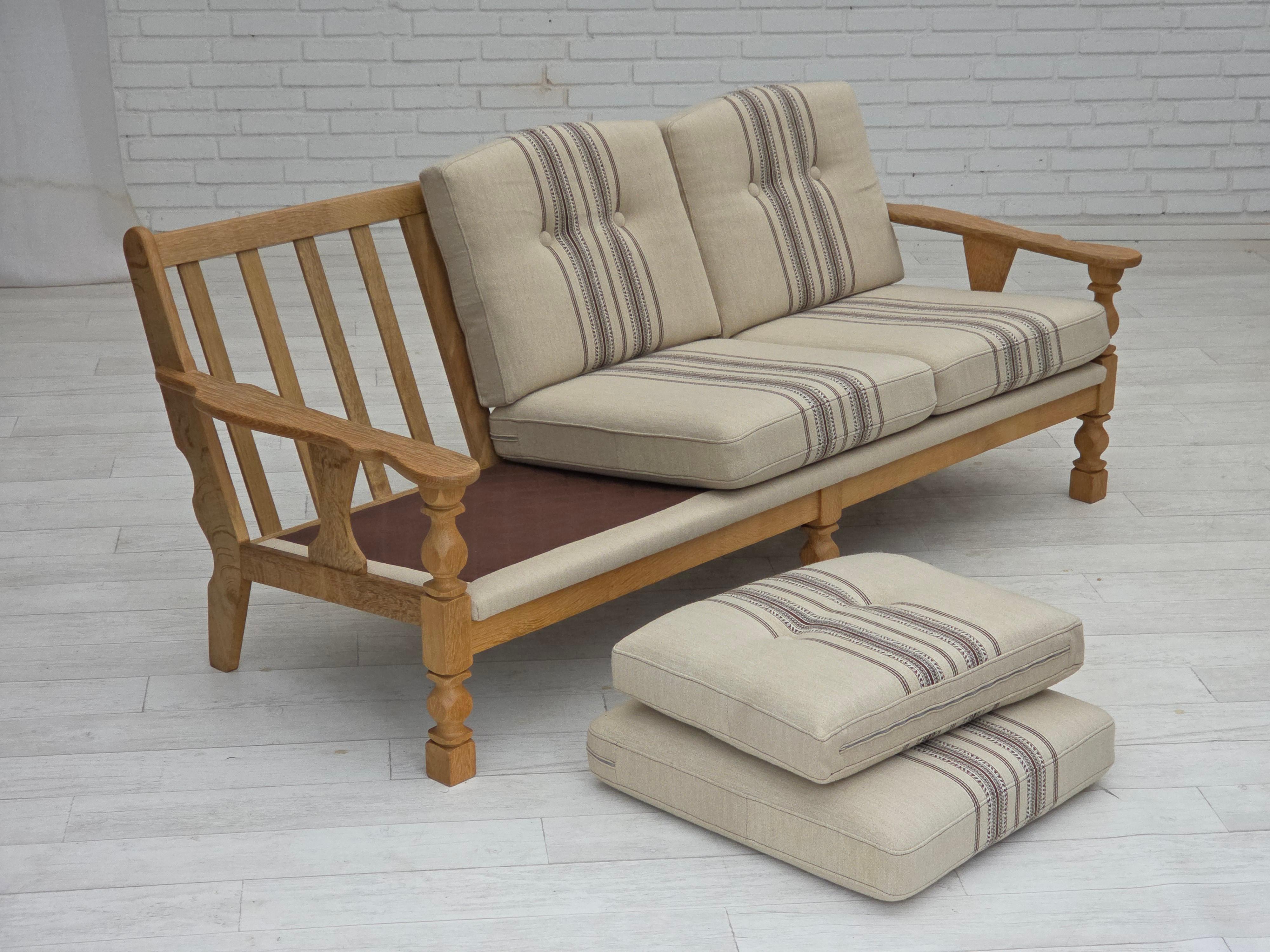 Lana Anni '70, divano danese a 3 posti, lana da arredamento beige, legno massiccio di quercia. in vendita