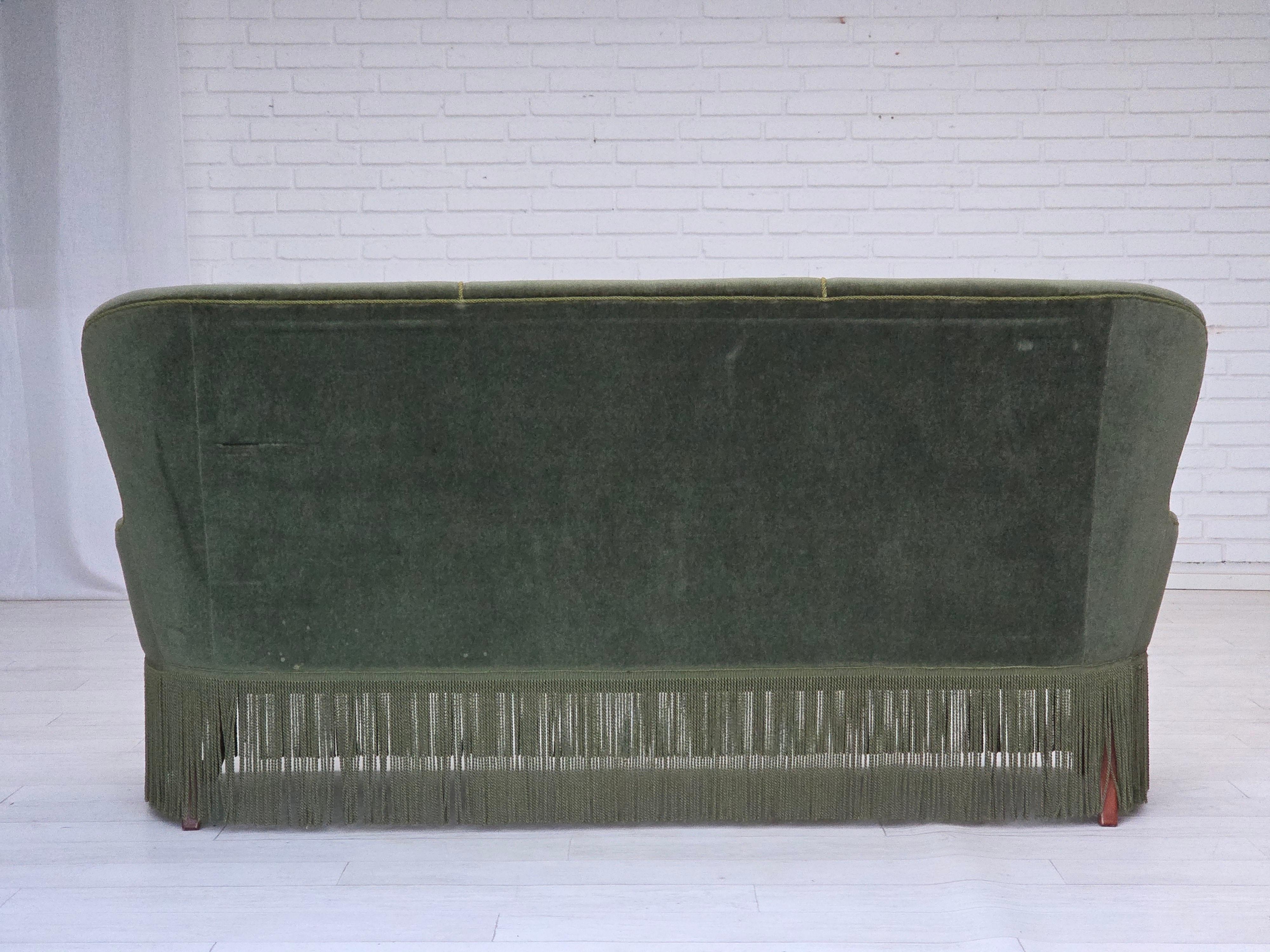 1970er Jahre, dänisches 3-Sitzer-Sofa, Möbelvelours, Buchenholzbeine, original. im Angebot 3
