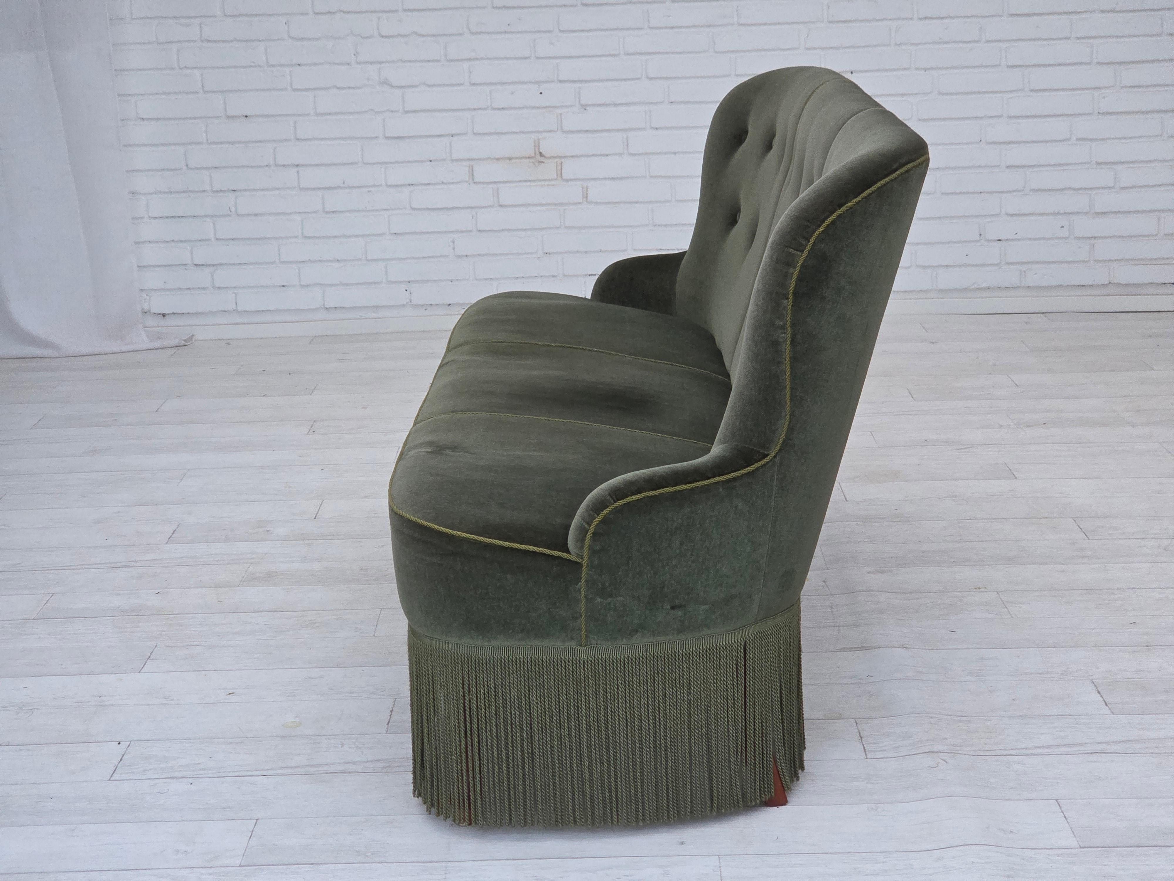 1970er Jahre, dänisches 3-Sitzer-Sofa, Möbelvelours, Buchenholzbeine, original. im Angebot 4