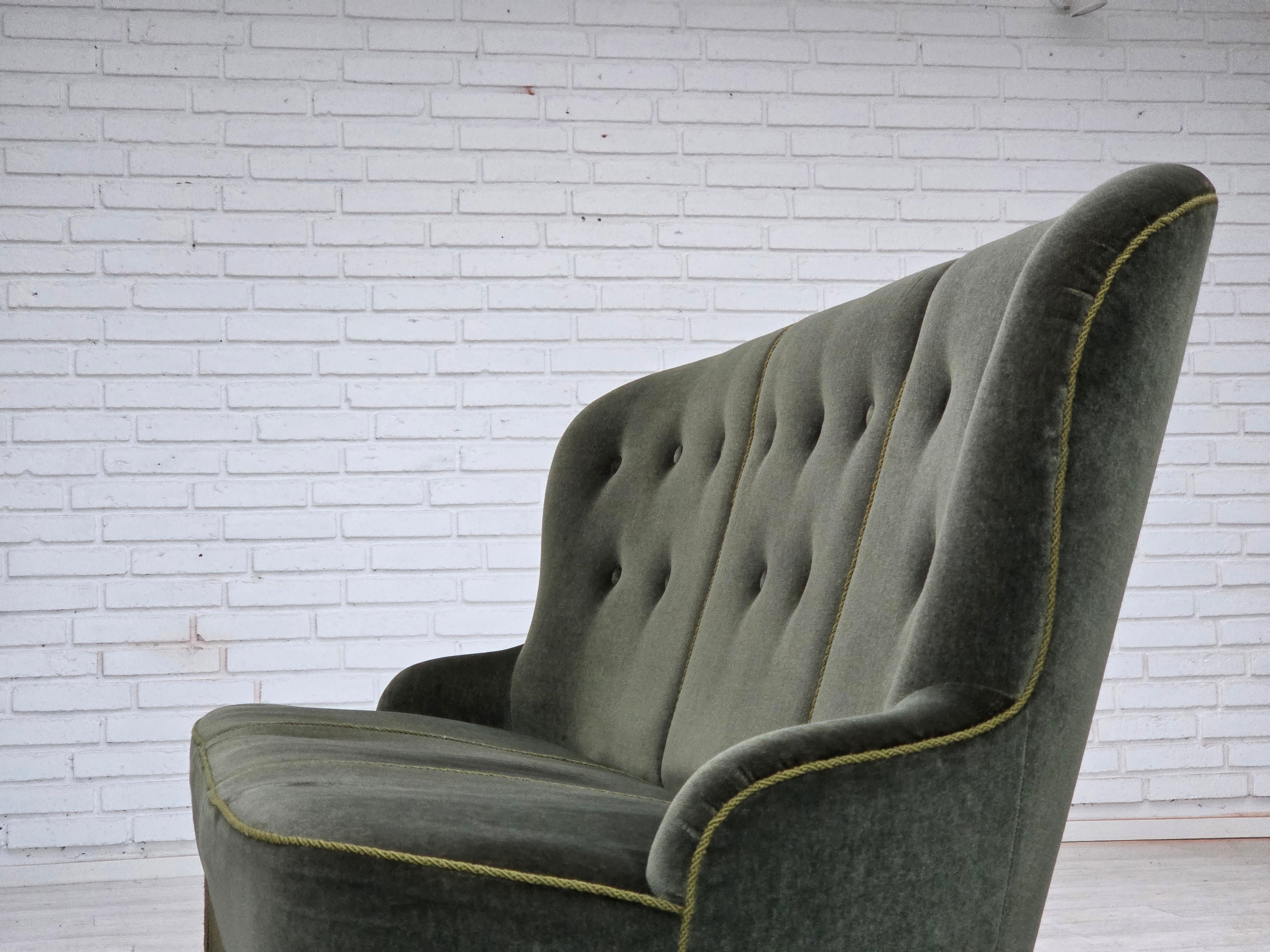 1970er Jahre, dänisches 3-Sitzer-Sofa, Möbelvelours, Buchenholzbeine, original. im Angebot 5