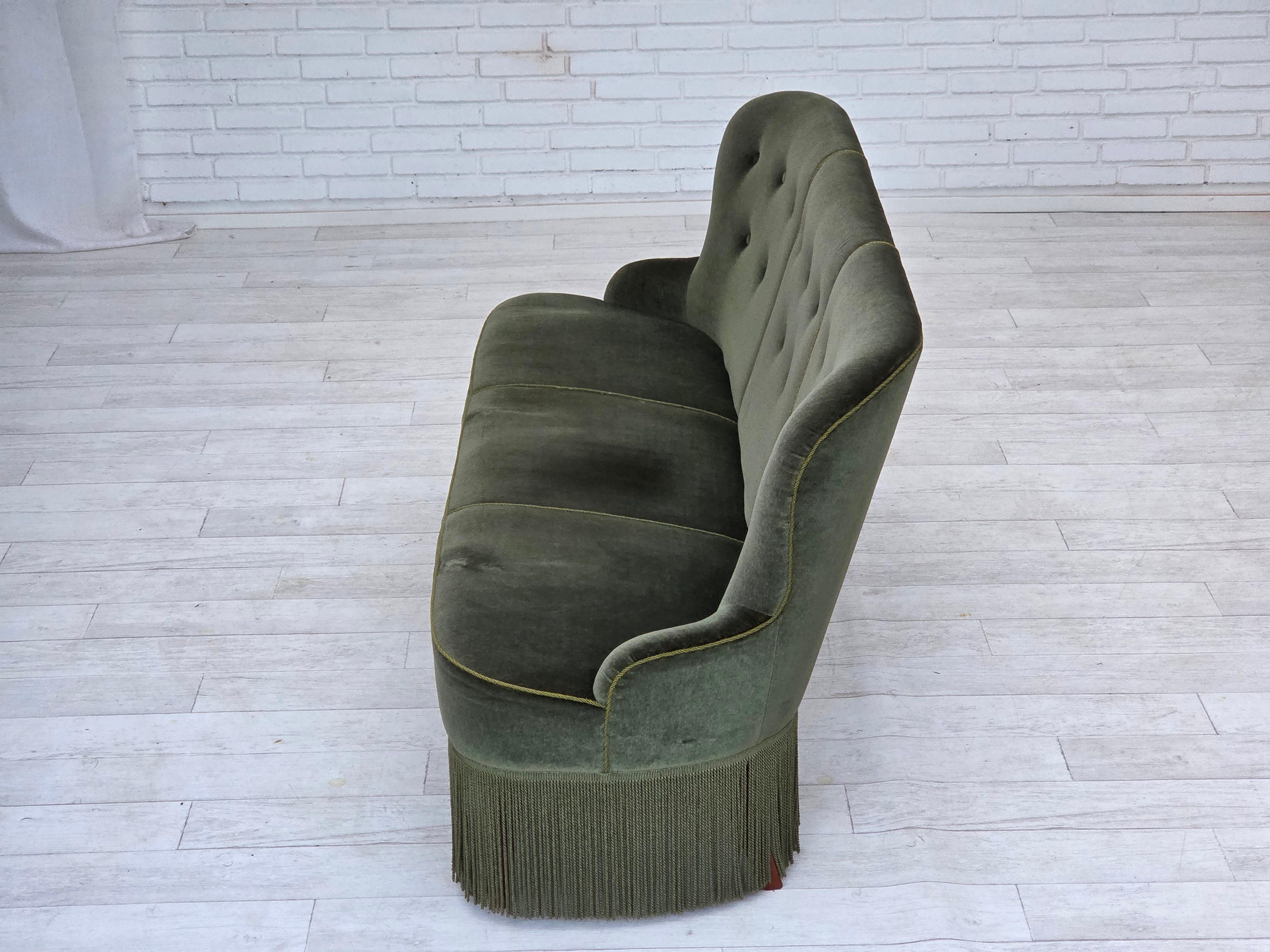 1970er Jahre, dänisches 3-Sitzer-Sofa, Möbelvelours, Buchenholzbeine, original. im Angebot 6