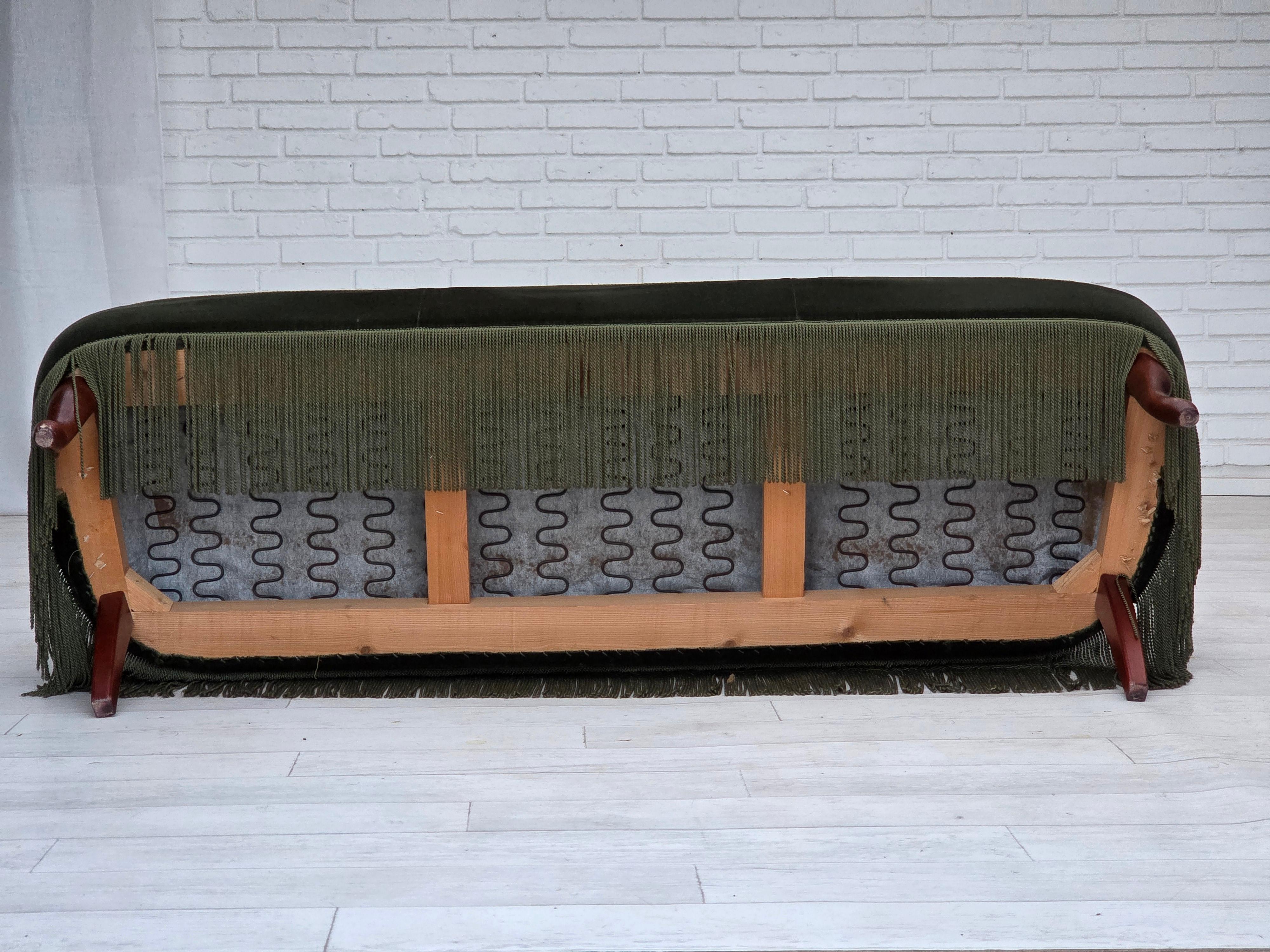1970er Jahre, dänisches 3-Sitzer-Sofa, Möbelvelours, Buchenholzbeine, original. im Angebot 7