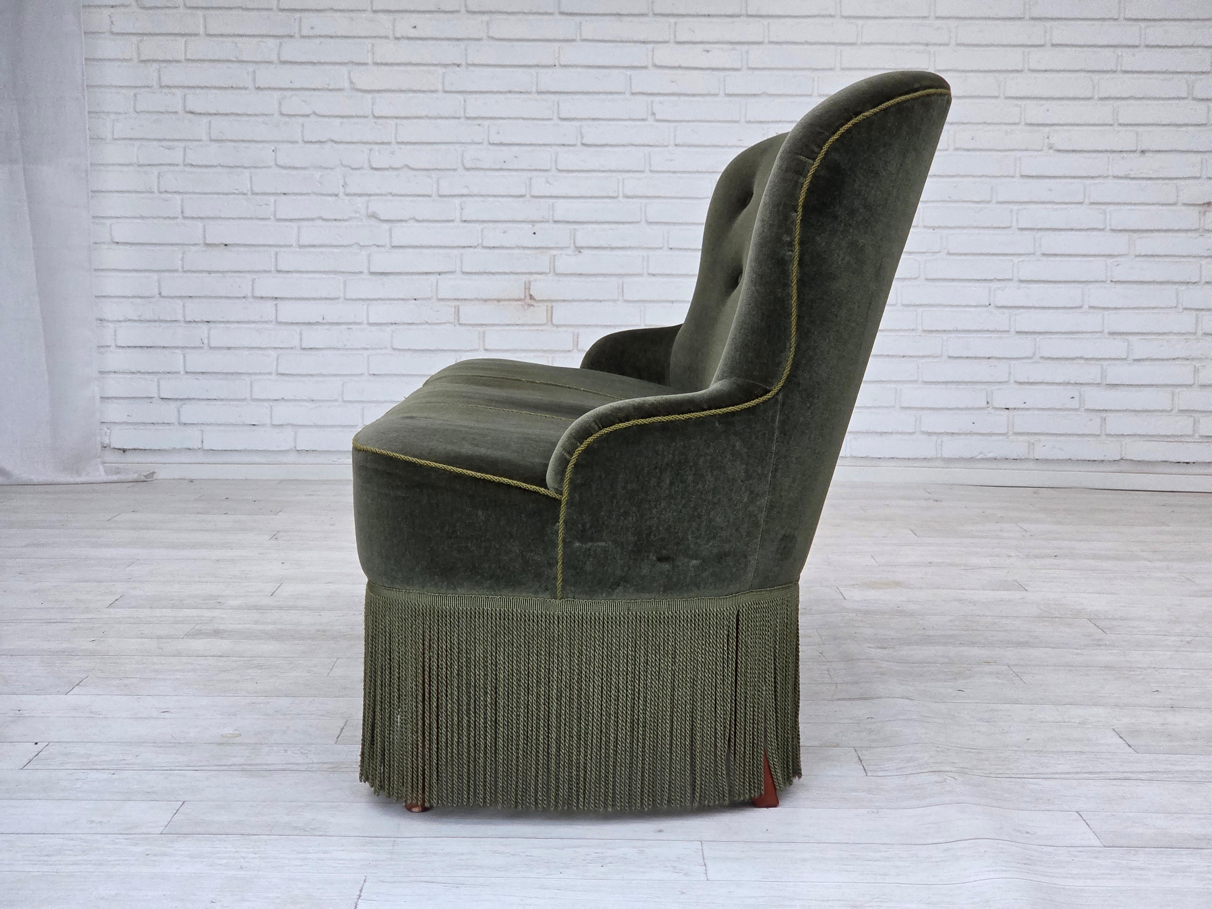 1970er Jahre, dänisches 3-Sitzer-Sofa, Möbelvelours, Buchenholzbeine, original. im Angebot 10