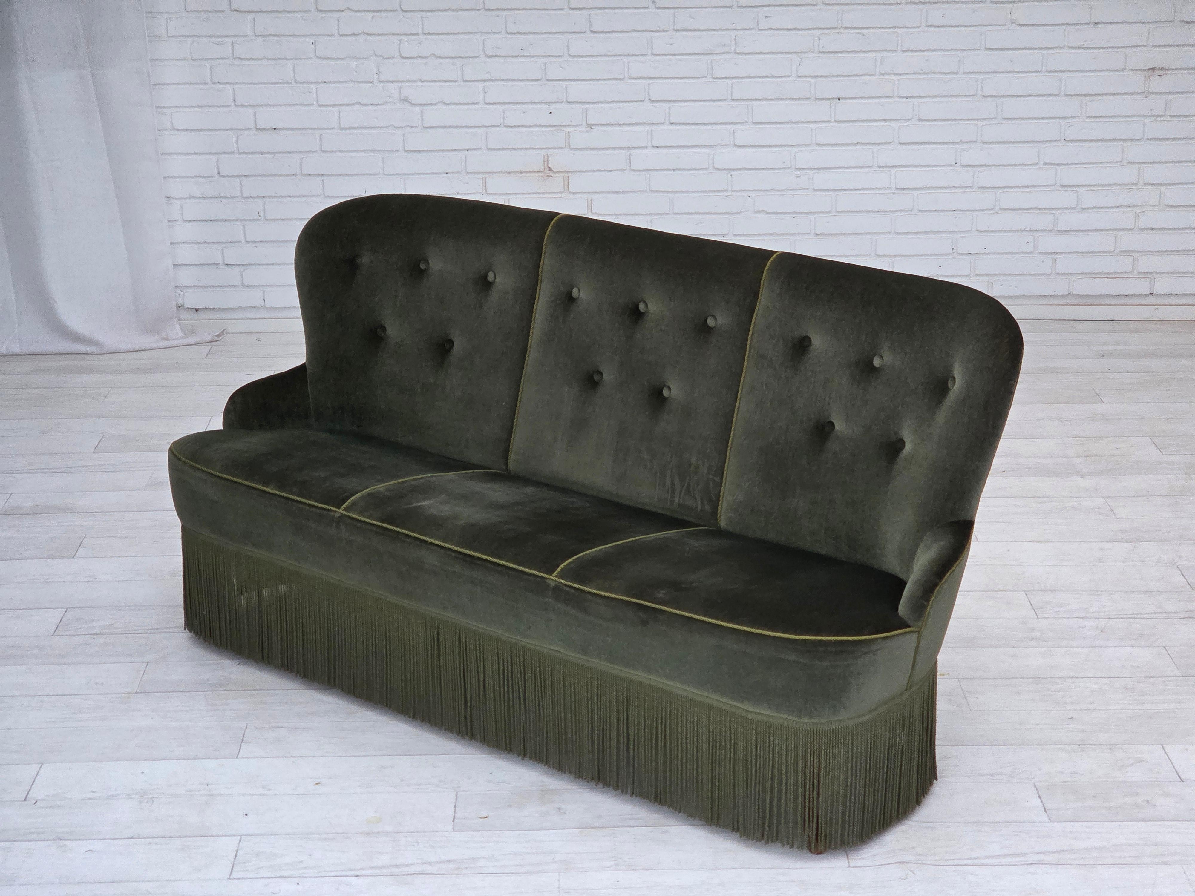 1970er Jahre, dänisches 3-Sitzer-Sofa, Möbelvelours, Buchenholzbeine, original. im Angebot 11