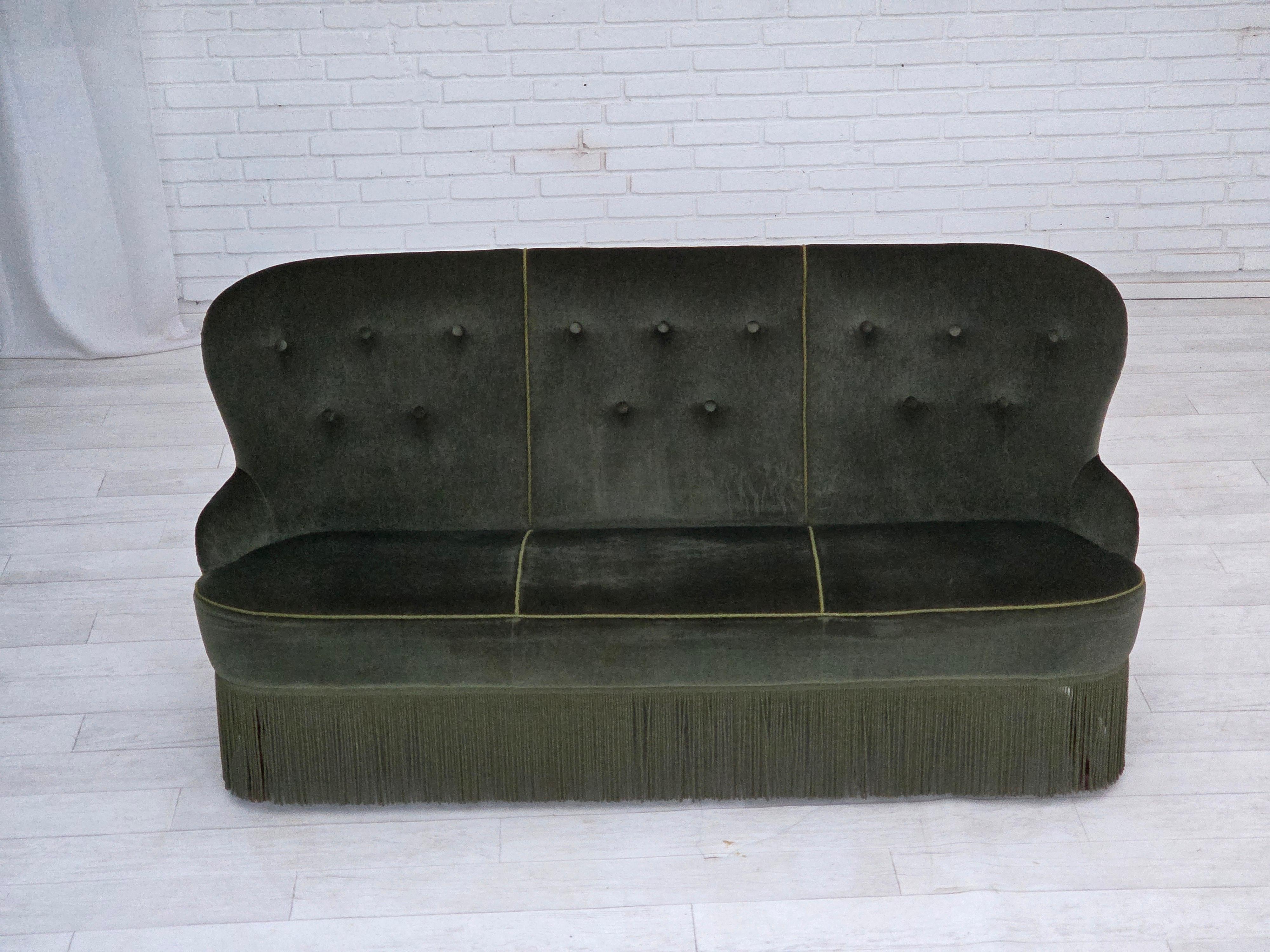 1970er Jahre, Dänisches 3-Sitzer-Sofa. Original grüner Möbelvelours, Beine aus Buchenholz. Guter Originalzustand: keine Gerüche, keine Flecken und stabile Konstruktion. Professionelle kleine Reparatur von Stoff auf dem Sitz. Hergestellt von einem