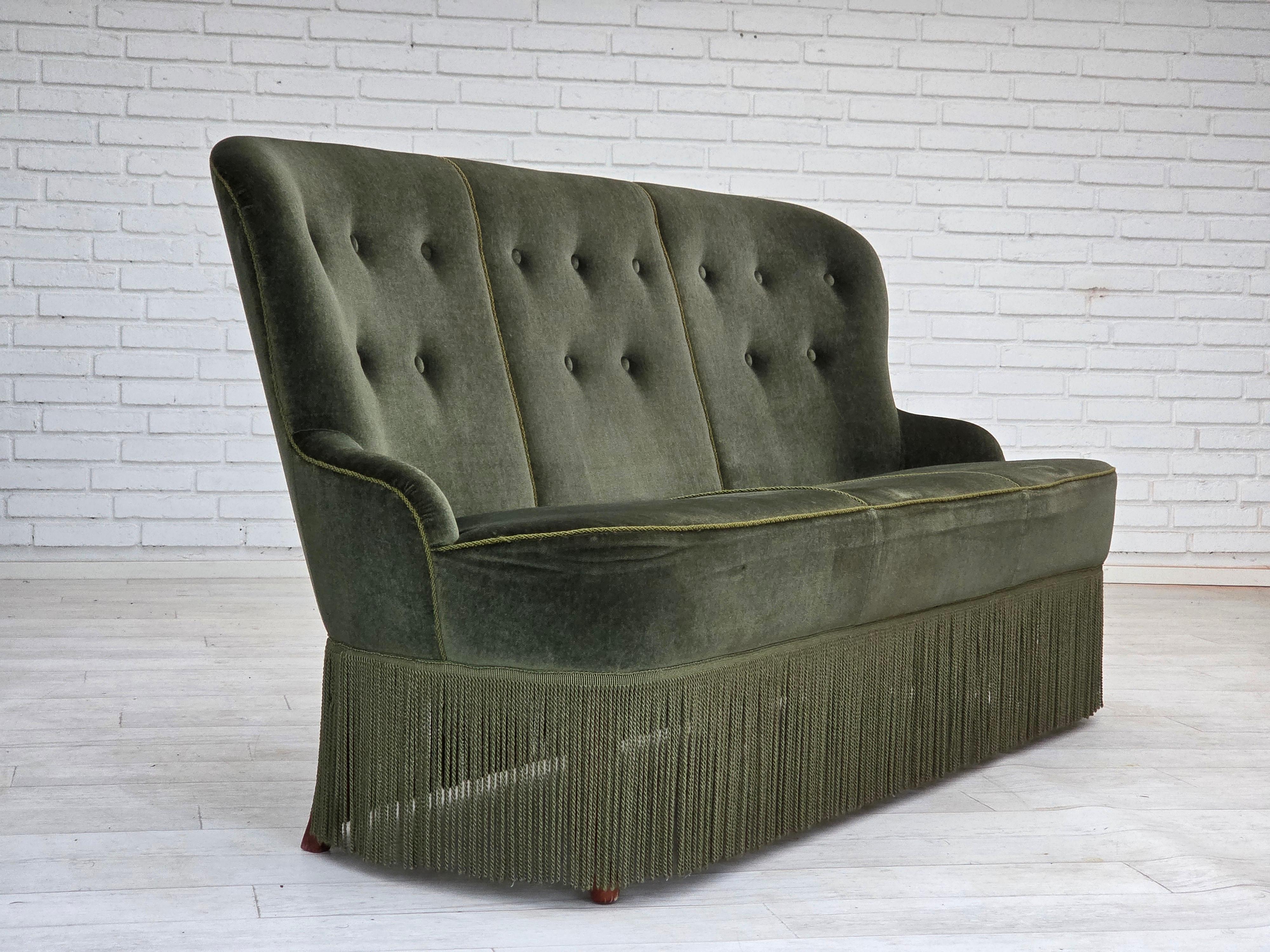 1970er Jahre, dänisches 3-Sitzer-Sofa, Möbelvelours, Buchenholzbeine, original. (Dänisch) im Angebot