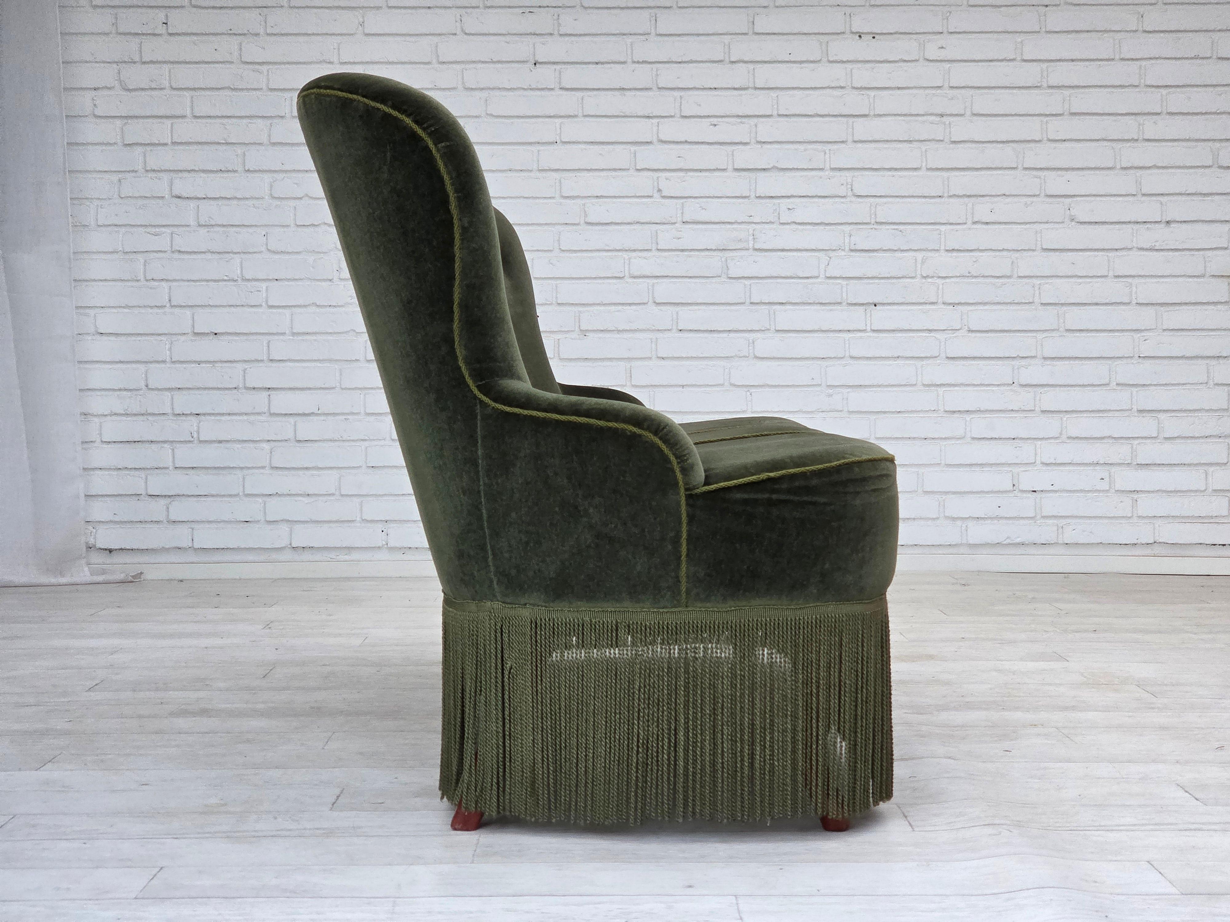 1970er Jahre, dänisches 3-Sitzer-Sofa, Möbelvelours, Buchenholzbeine, original. (Ende des 20. Jahrhunderts) im Angebot