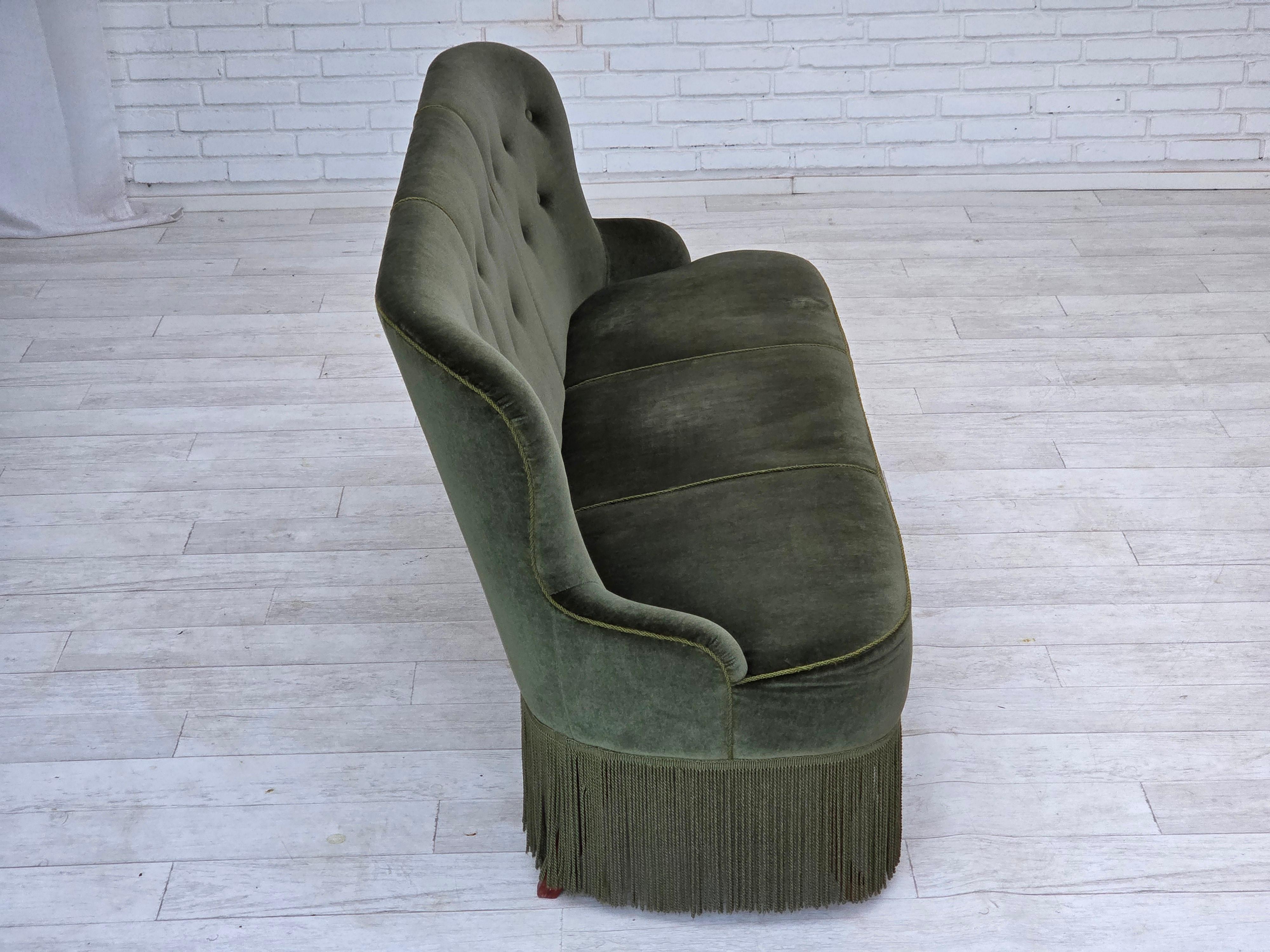 1970er Jahre, dänisches 3-Sitzer-Sofa, Möbelvelours, Buchenholzbeine, original. (Samt) im Angebot