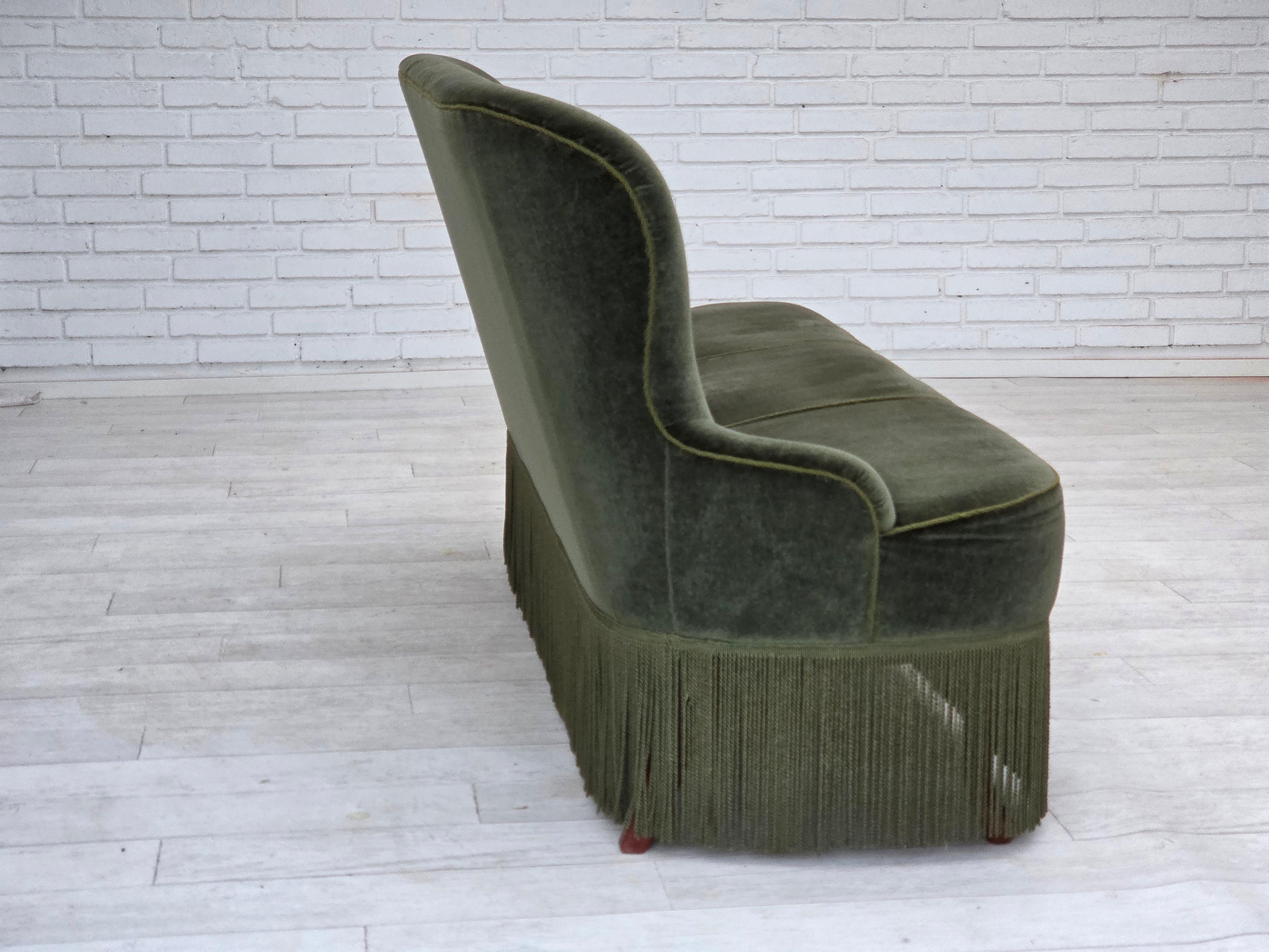 1970er Jahre, dänisches 3-Sitzer-Sofa, Möbelvelours, Buchenholzbeine, original. im Angebot 1