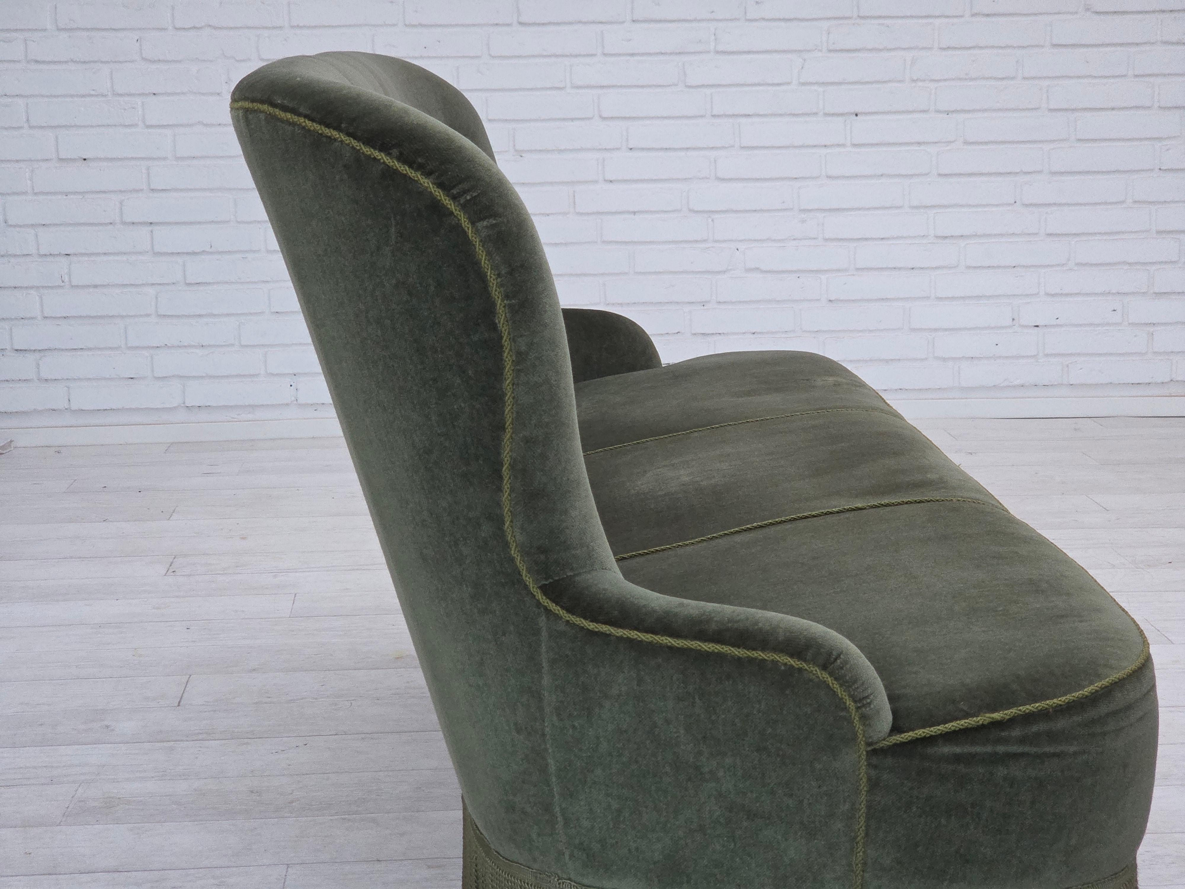 1970er Jahre, dänisches 3-Sitzer-Sofa, Möbelvelours, Buchenholzbeine, original. im Angebot 2