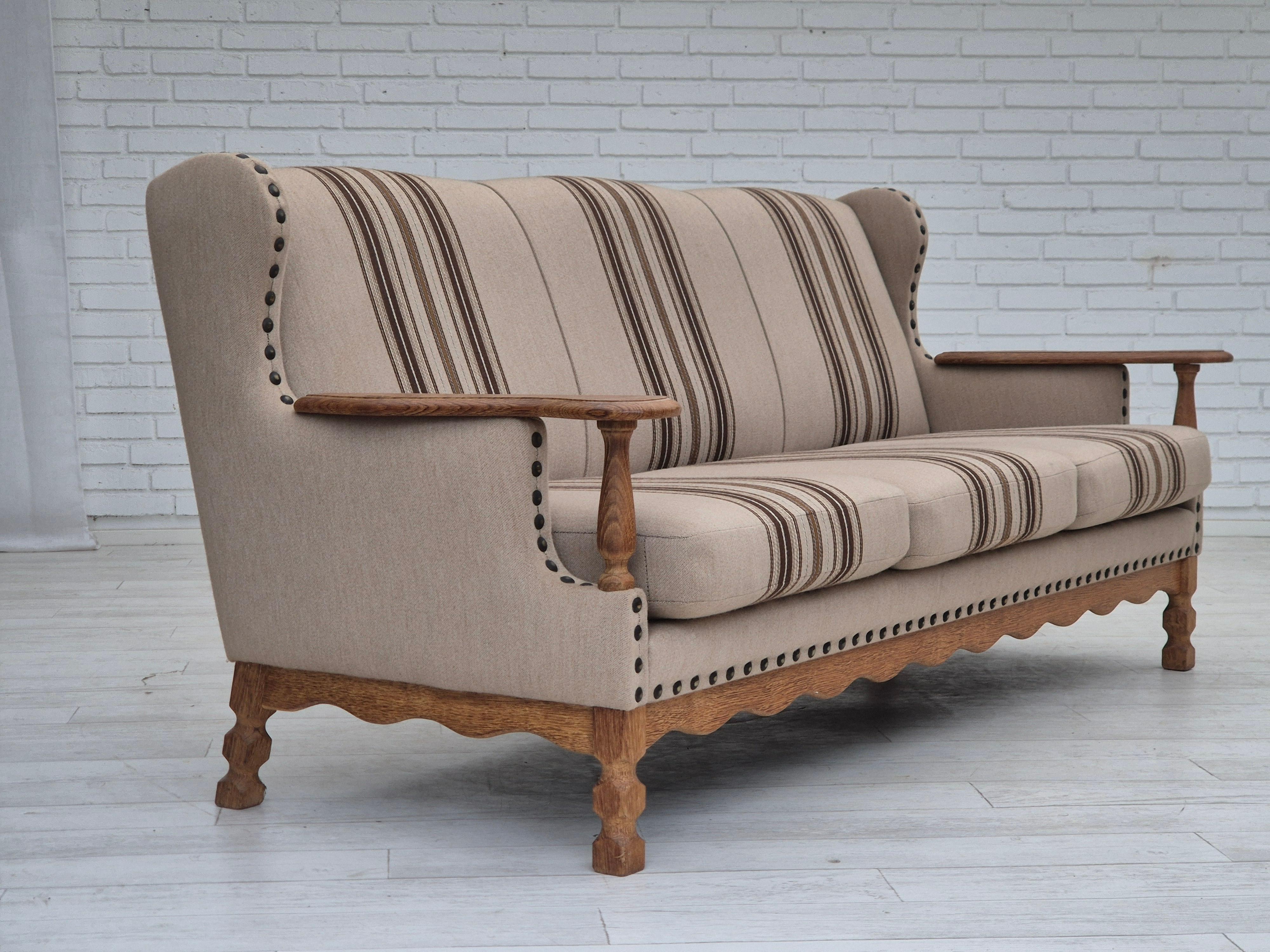 1970, canapé danois 3 places. Meuble beige en tissu de laine, bois de chêne et ressorts dans les coussins d'assise. Très bon état d'origine : pas d'odeurs, pas de taches, et construction stable. Fabriqué par un fabricant de meubles danois dans les