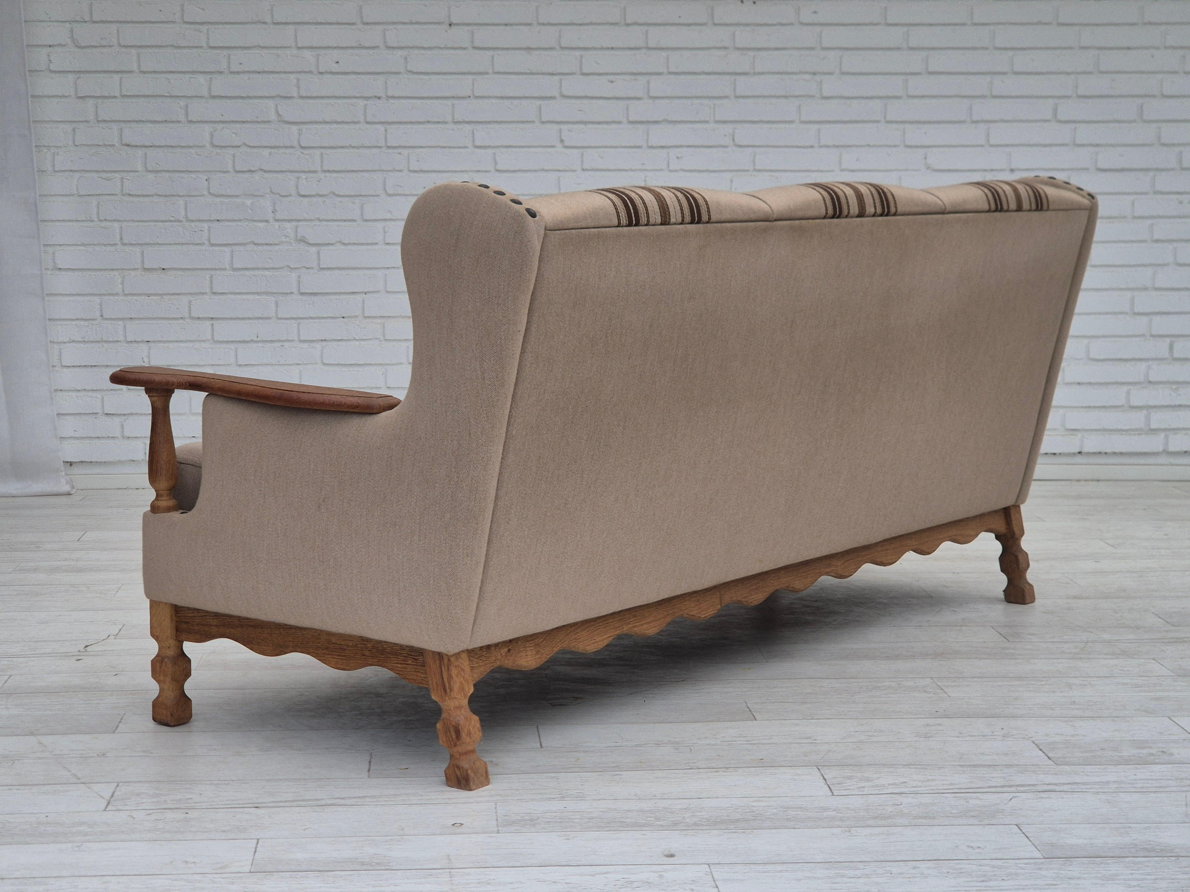 1970s, Danish 3-seater sofa, furniture wool fabric, oak wood, original. en vente 1