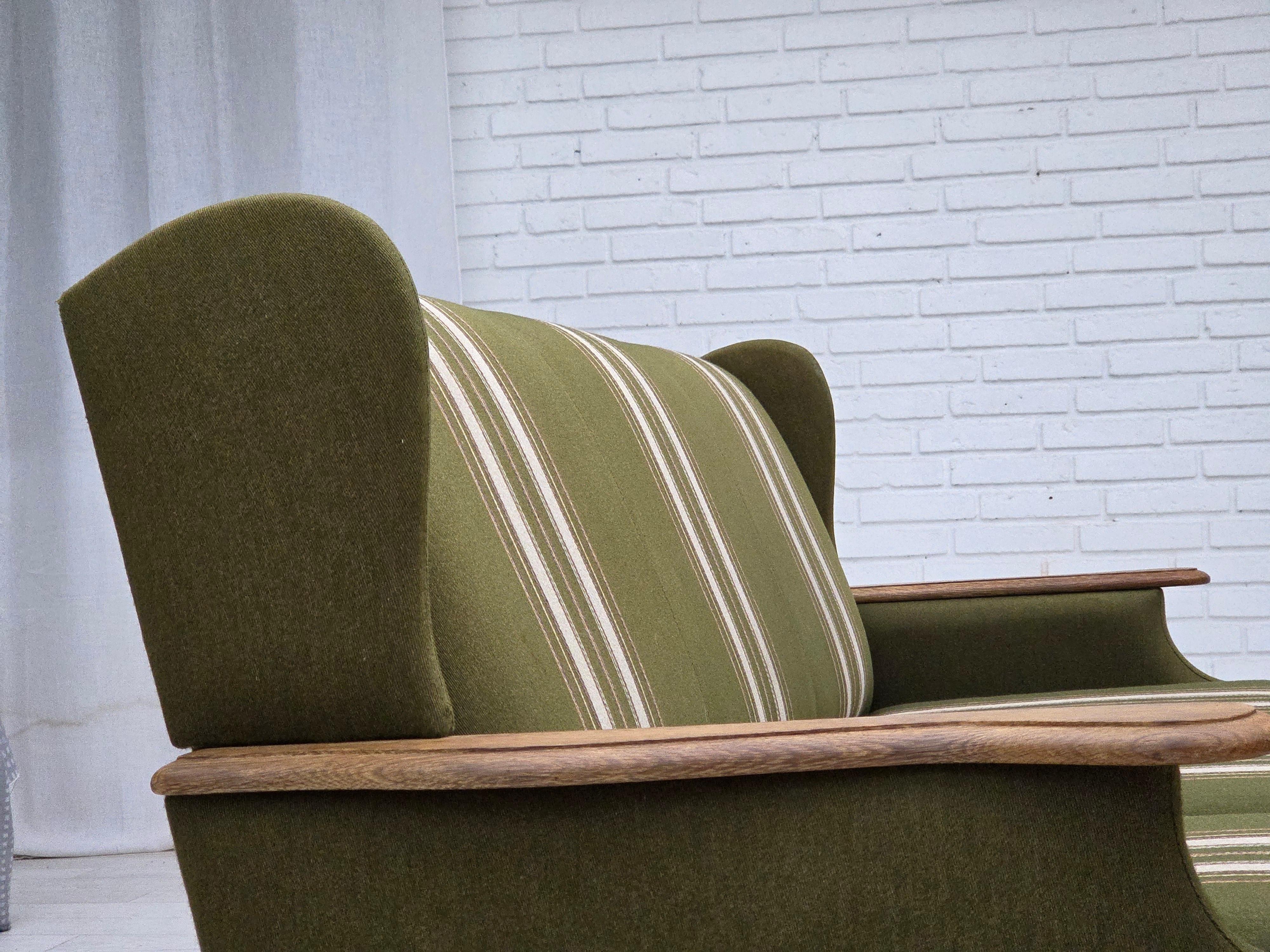 1970s, Danish 3-seater sofa, furniture wool, solid oak wood. en vente 5