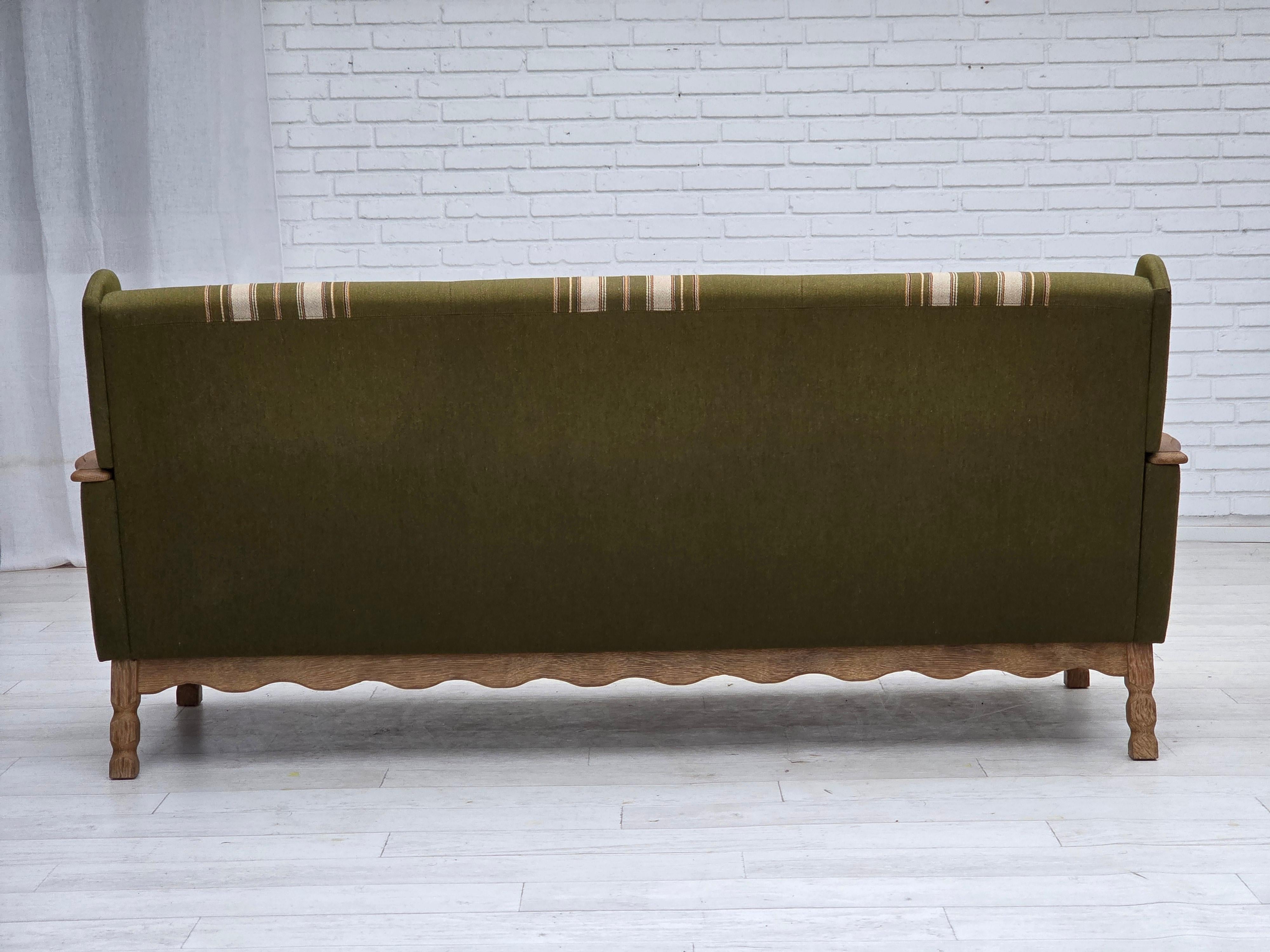 1970s, Danish 3-seater sofa, furniture wool, solid oak wood. en vente 7