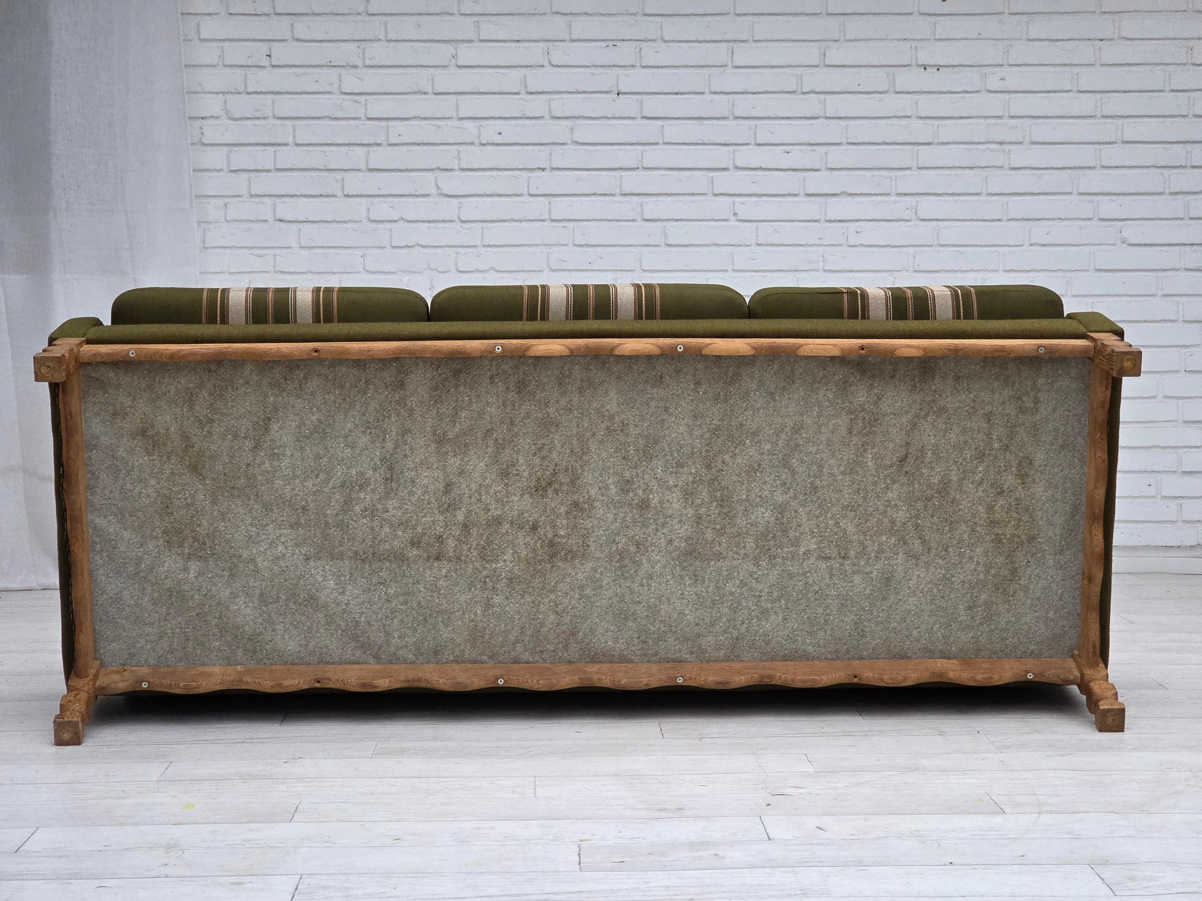 1970s, Danish 3-seater sofa, furniture wool, solid oak wood. en vente 10