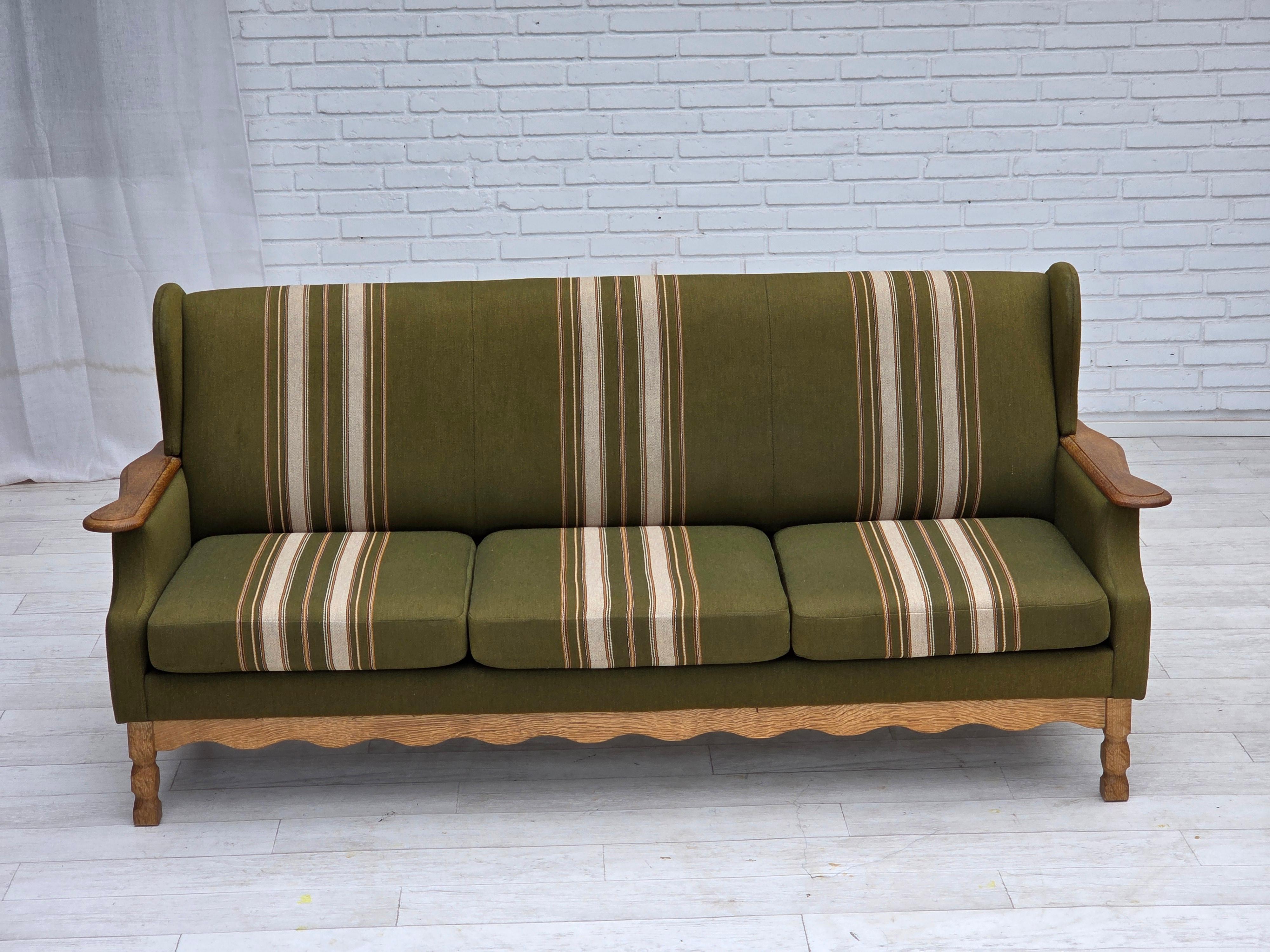 1970, canapé danois 3 places. Meuble original en laine verte, en bois de chêne massif. Bon état d'origine : pas d'odeurs, pas de taches et construction stable. Fabriqué par un fabricant de meubles danois dans les années 1970-1975. Design/One vintage