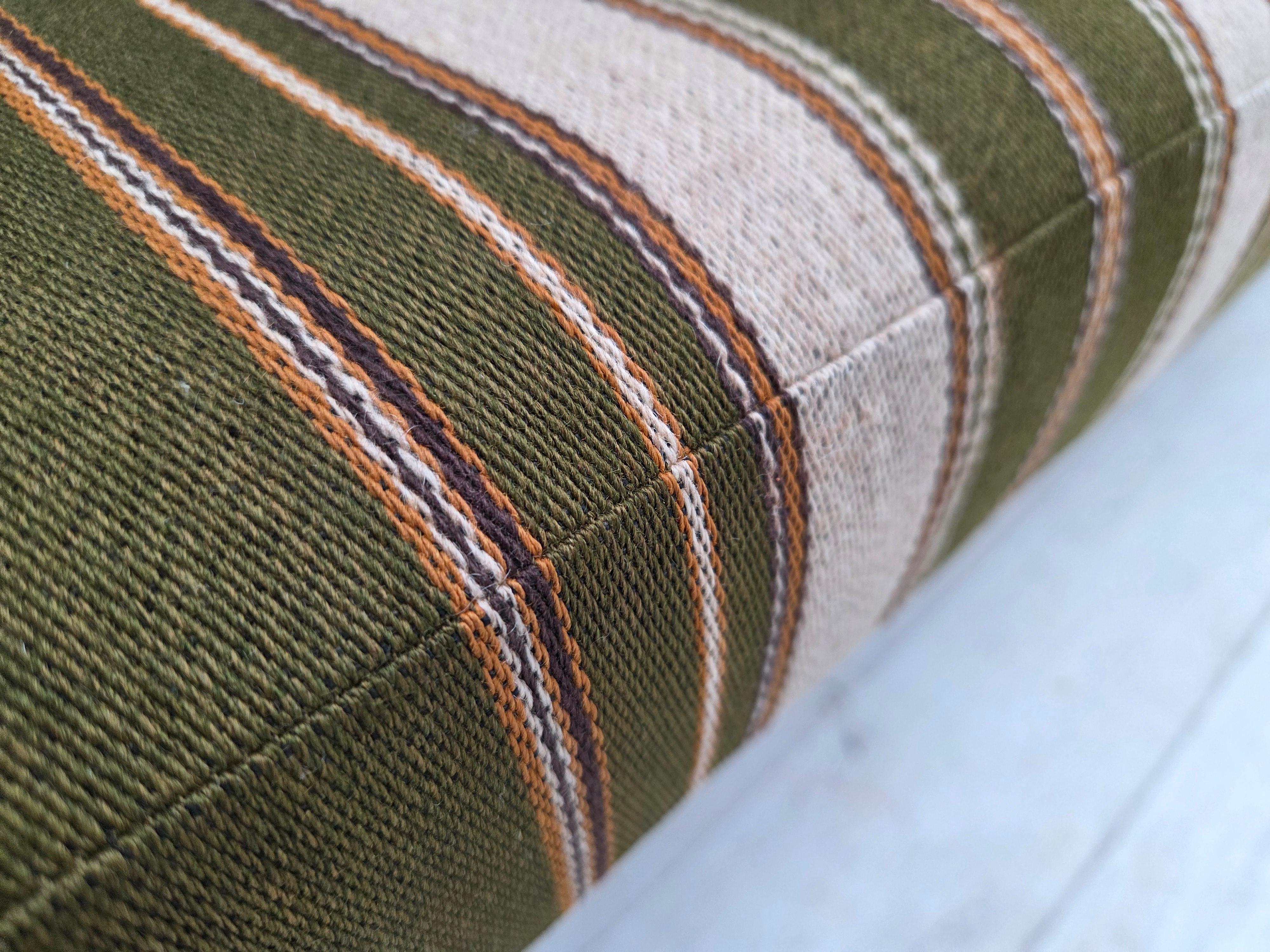 1970s, Danish 3-seater sofa, furniture wool, solid oak wood. Bon état - En vente à Tarm, 82
